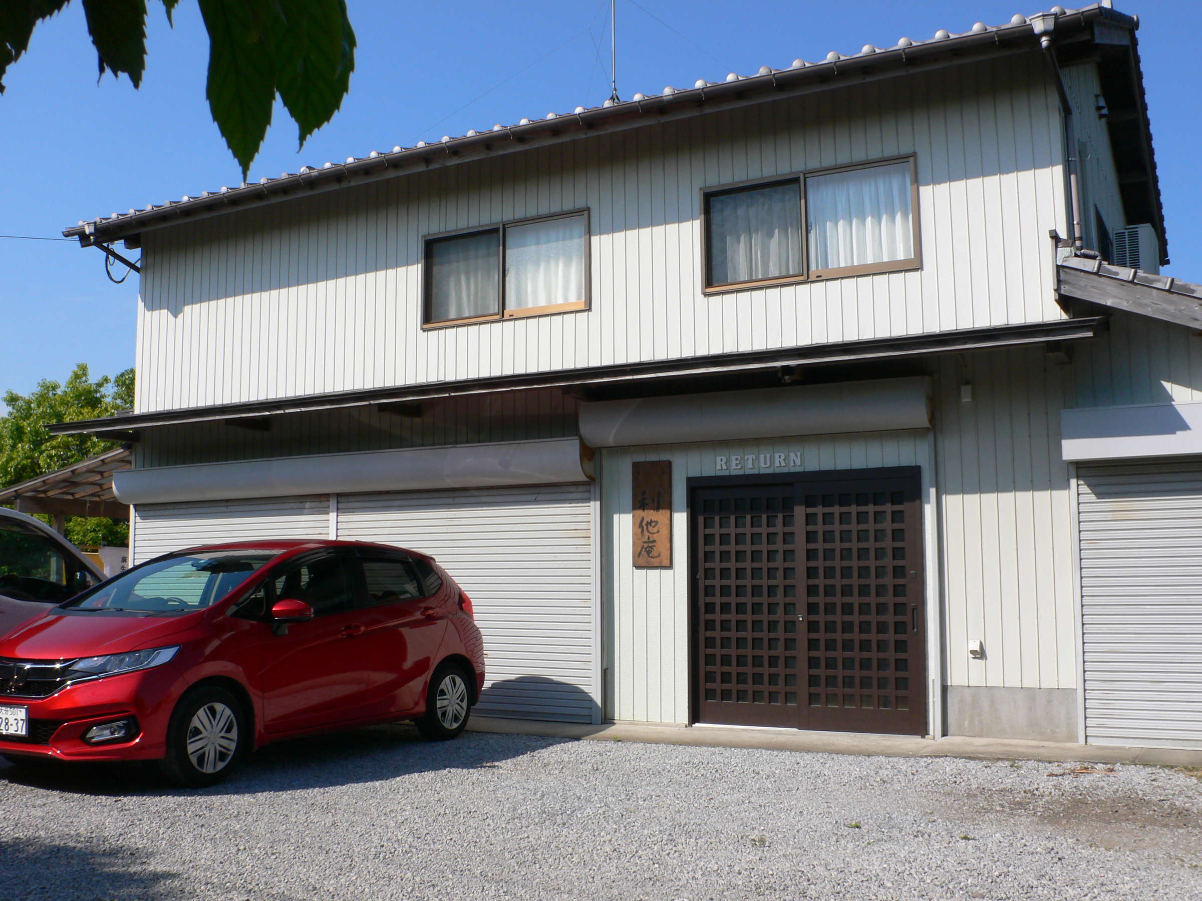 2KɃQXg[܂BIt is on the second floor of the garage.
