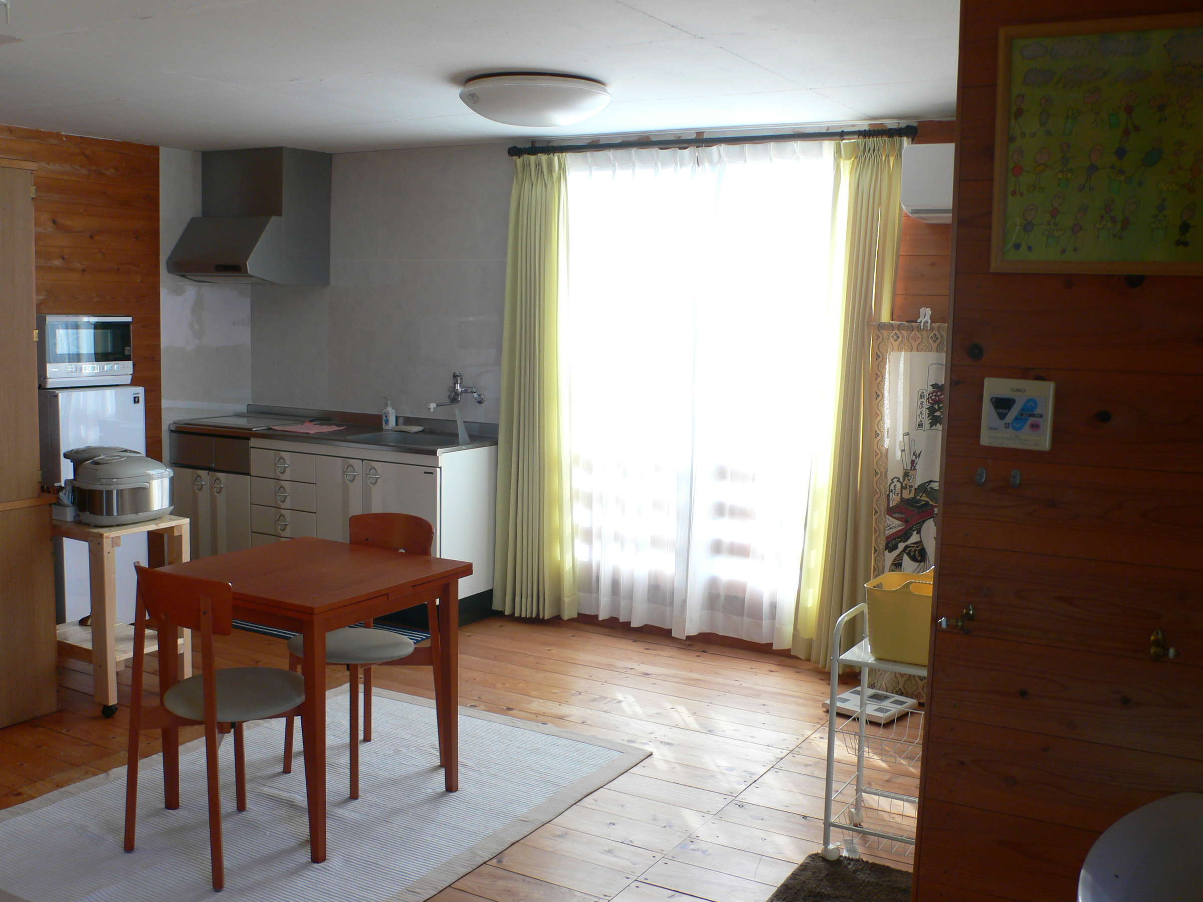 LDKłBȃLb`܂̂ŁA邱Ƃł܂BThere is also a small kitchen.