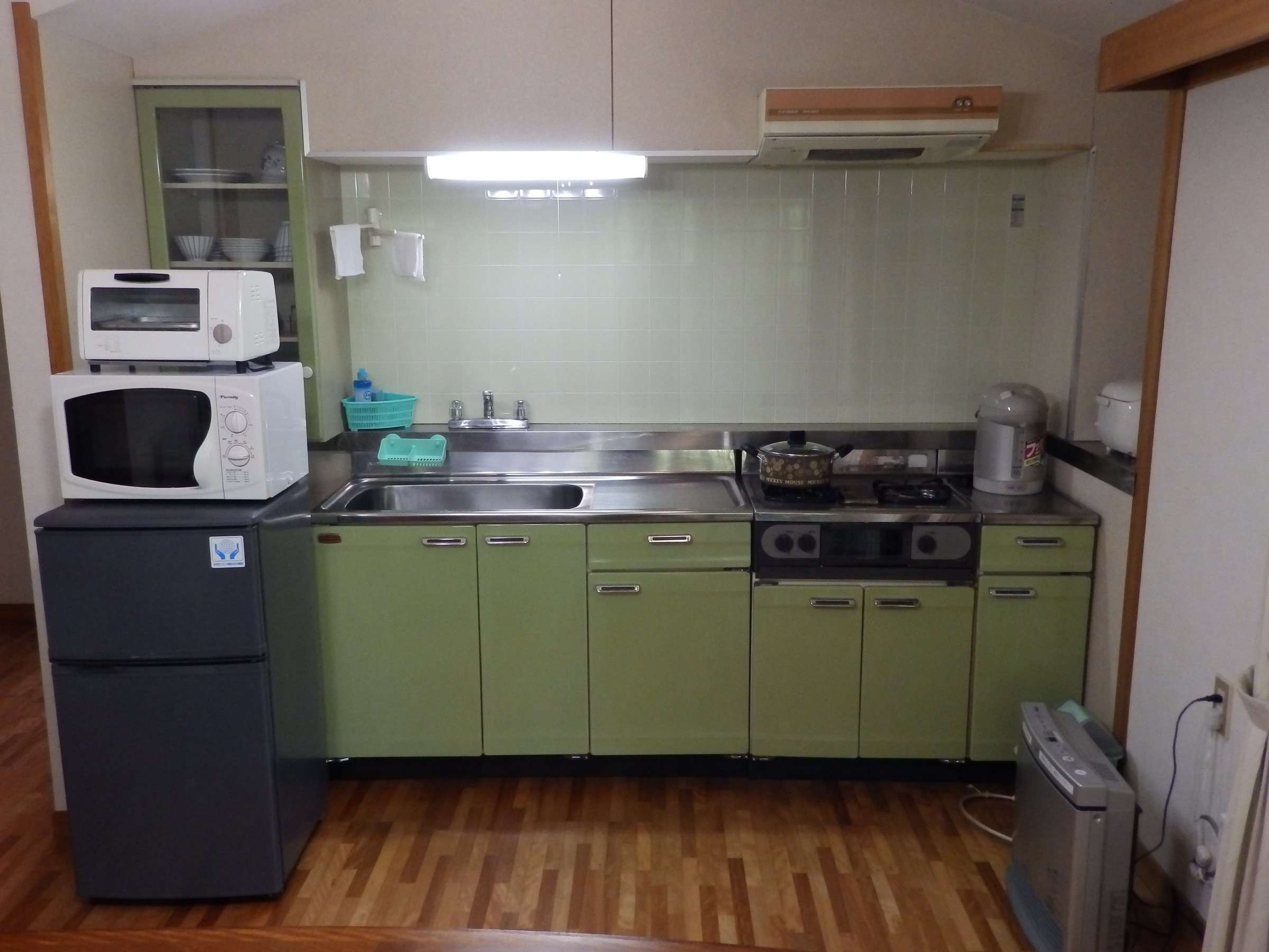 �������̃L�b�`���ł��B�K�X�R�����A�Ɠd�A�������A�H��͈�ʂ肻����Ă��܂��B