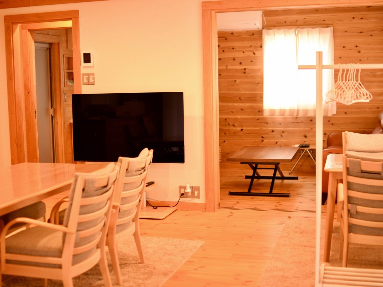 ���r���O�ɂ�55�C���`�A�t���[���[���ɂ�65�C���`�̗L�@EL�e���r��DVD�f�b�L������܂��B