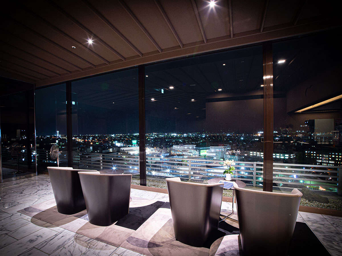 �ySKY SALON BOUKYOU�z���̐쉷��n��ōł������ʒu�ɂ���ŏ�K�̃T�����B