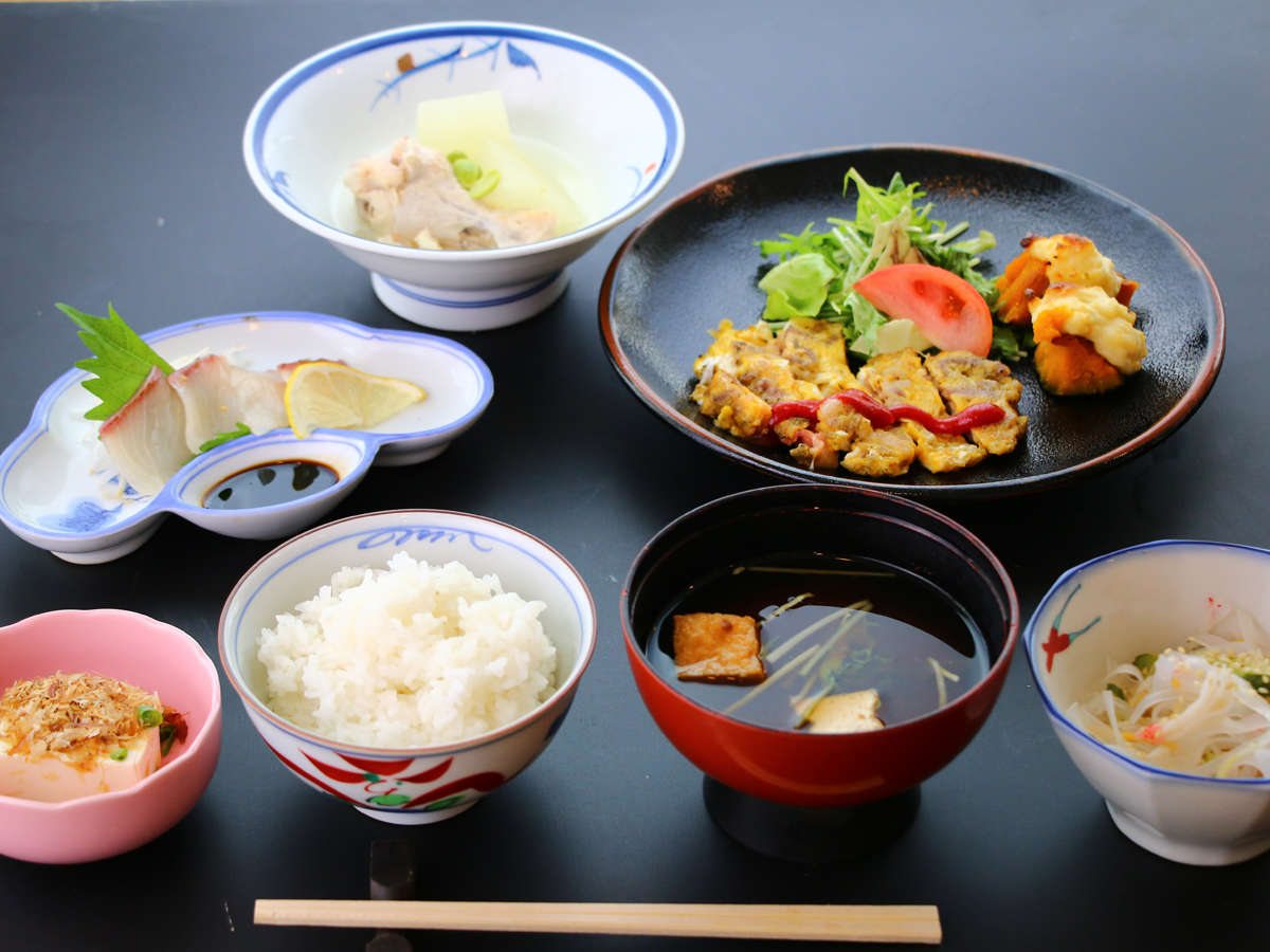 ���[�H��၄�a�m�ܒ��A�{�̖��o�𐷂荞�񂾒�H�̓{�����[�����_�I