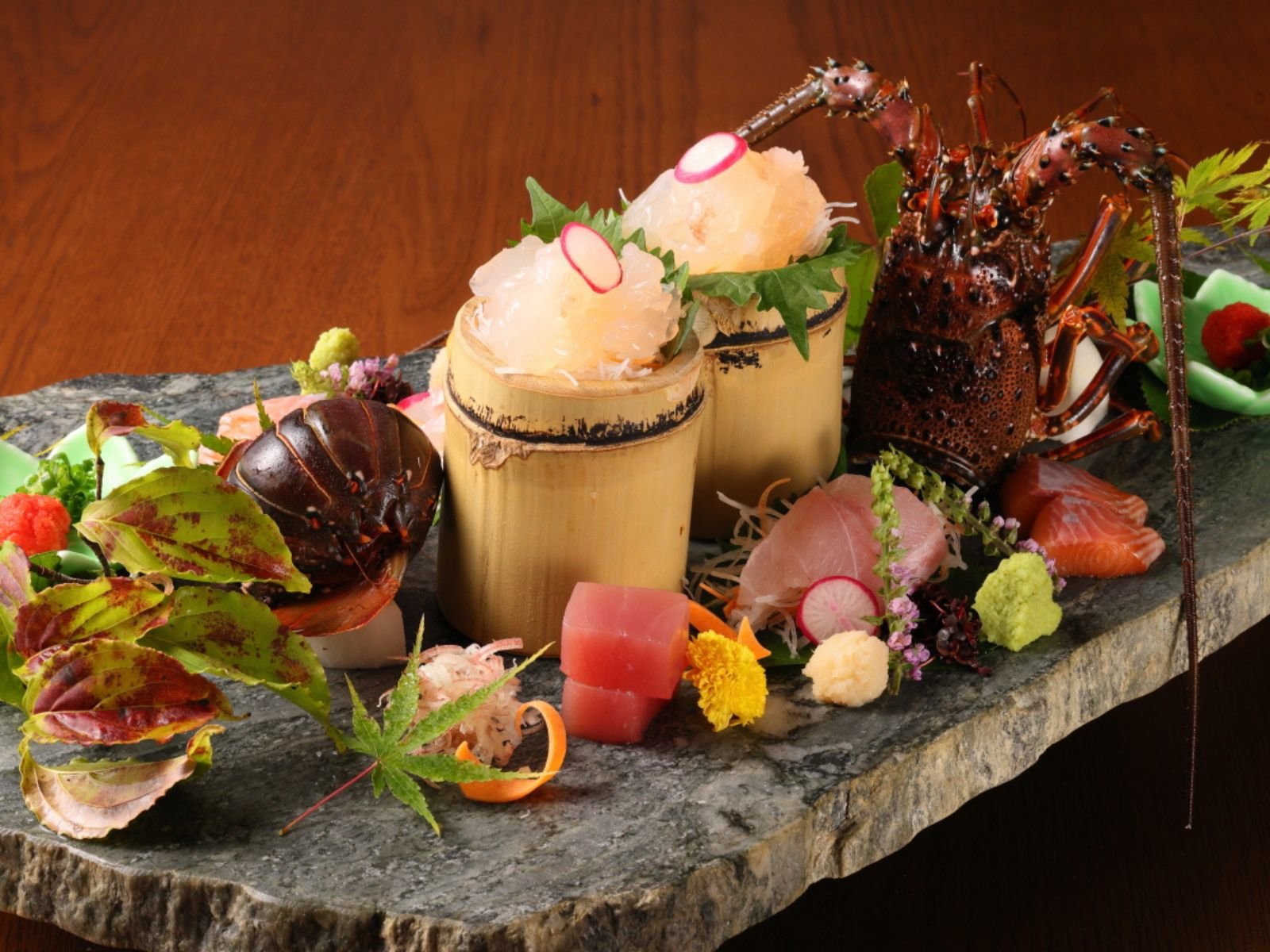 秋のお料理イメージ(伊勢海老を使った季節のお料理)