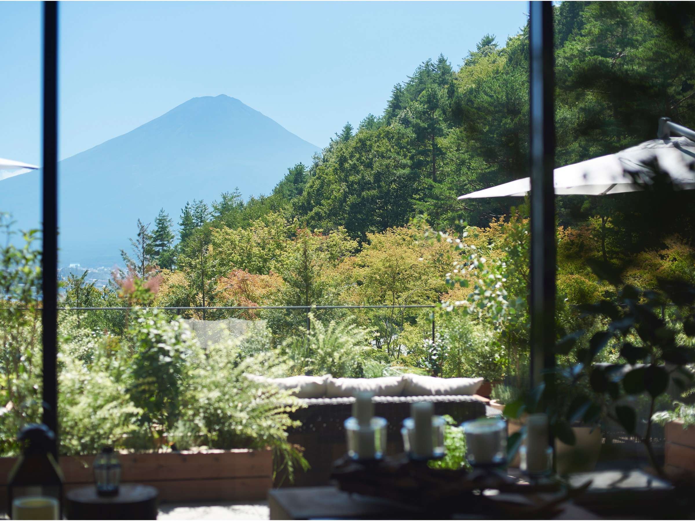 チェックイン時に富士山の眺望を確認できるふふ 河口湖のロビー（じゃらんnet掲載画像）