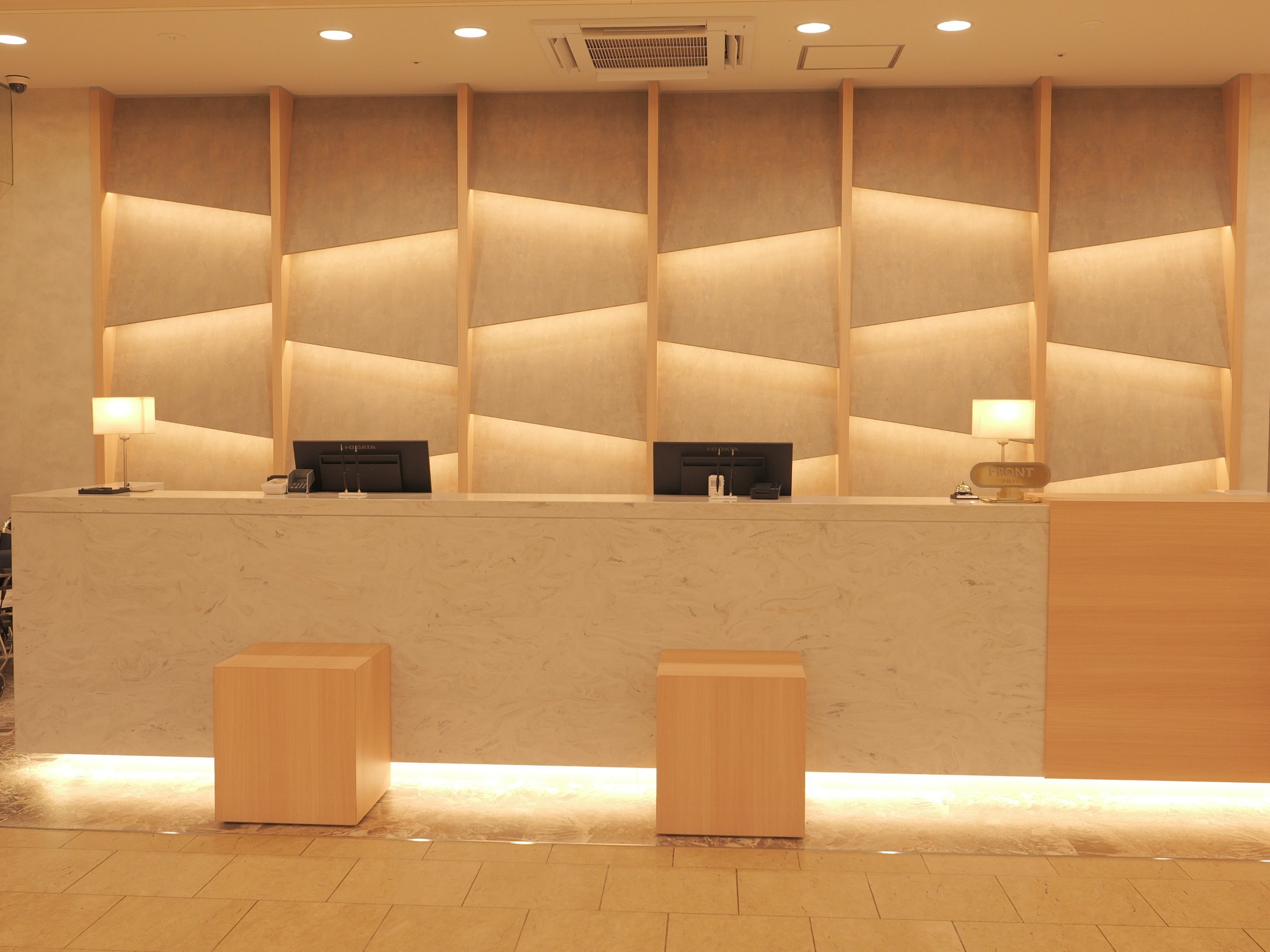 �铌�n��̌����̉����������`�[�t�ɊԐڏƖ������킹�ăf�U�C�����ꂽ�t�����g