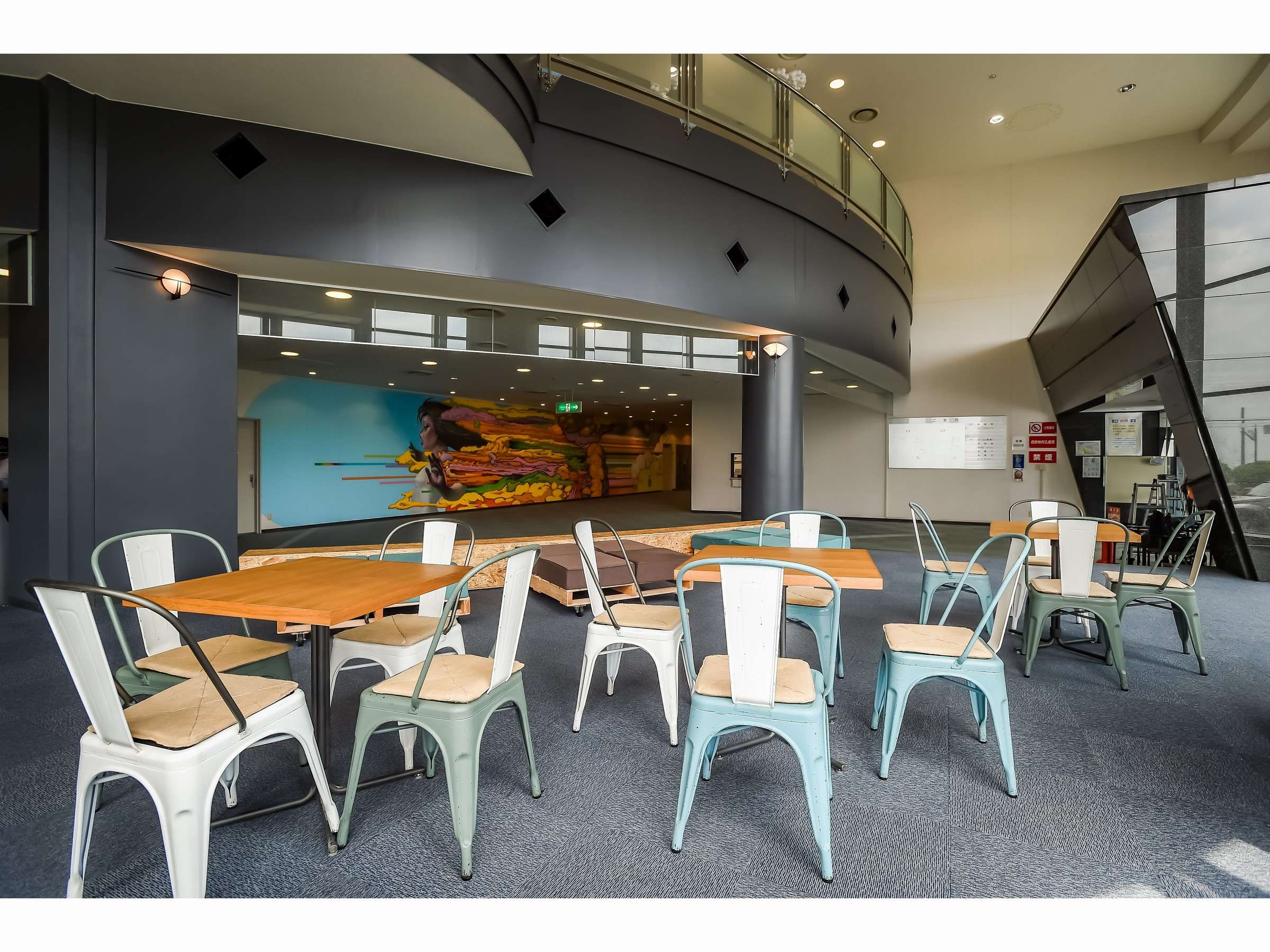 ���E���W