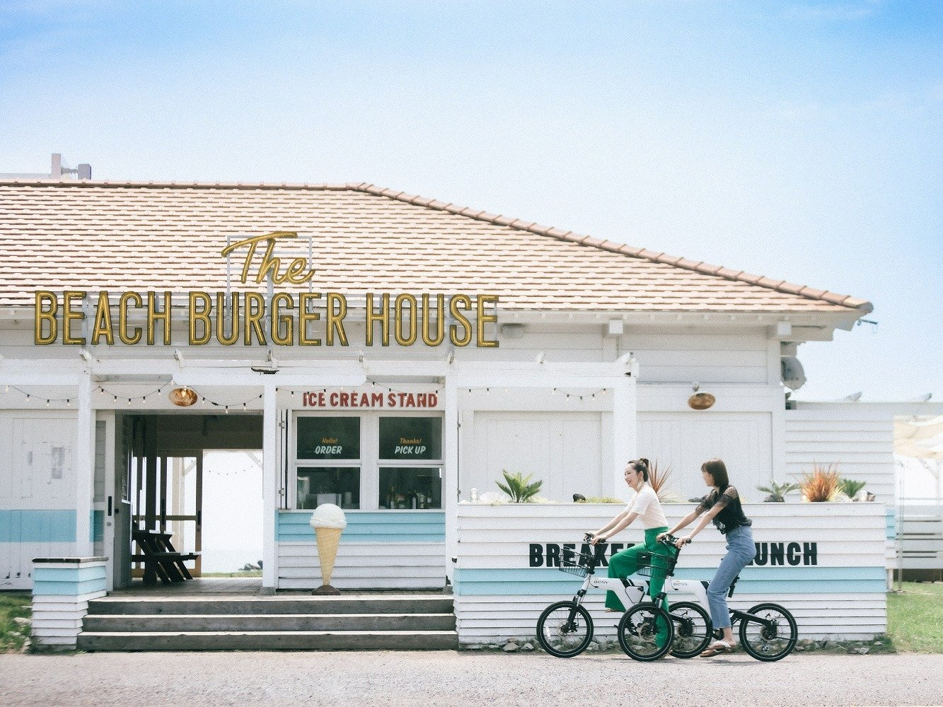 yThe BEACH BURGER HOUSEz