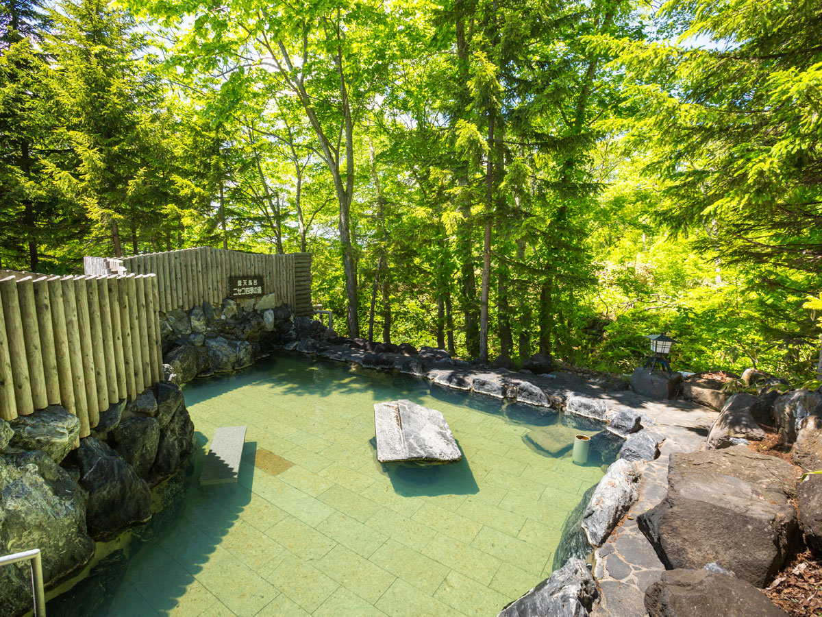 【露天風呂】源泉掛け流し 天然保湿成分メタケイ酸が豊富な「美肌の湯」