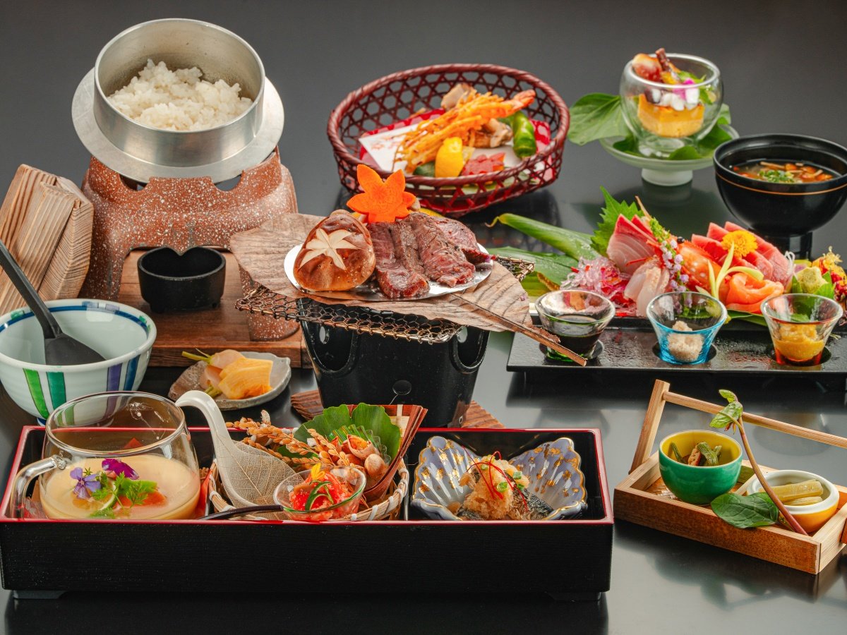 *夕食一例/料理長おすすめ旬食材たっぷりの夕食膳で心も体も満たされる特別なひとときを。