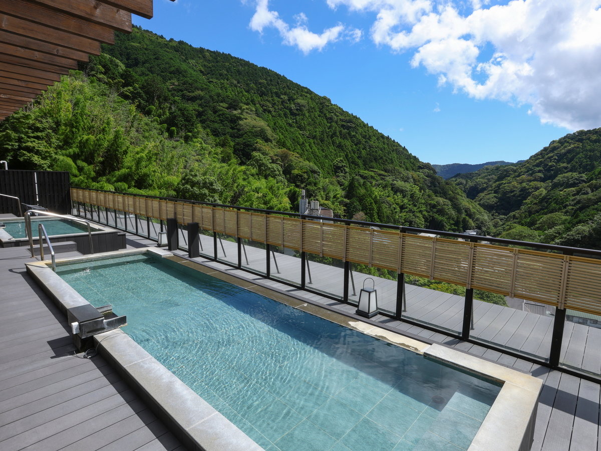 �y�W�]�I�V���C�E���z�G�߂��Ƃɕ\���ς�����͂̎R�X�̌i�F�������\��������