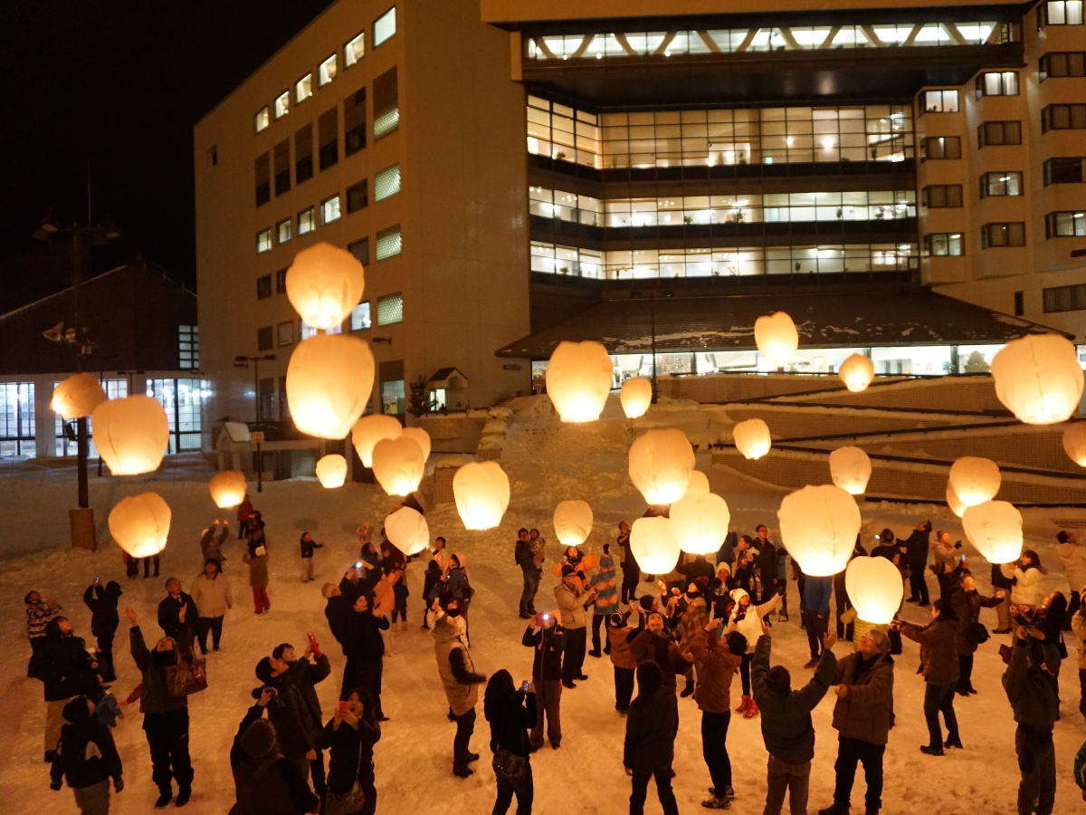 �y�����^���ŏ�̌��z�~�G����Ŗ����J�ÁB���ɕ����オ�铔��́A���z�I�Ȍ��i���������������B