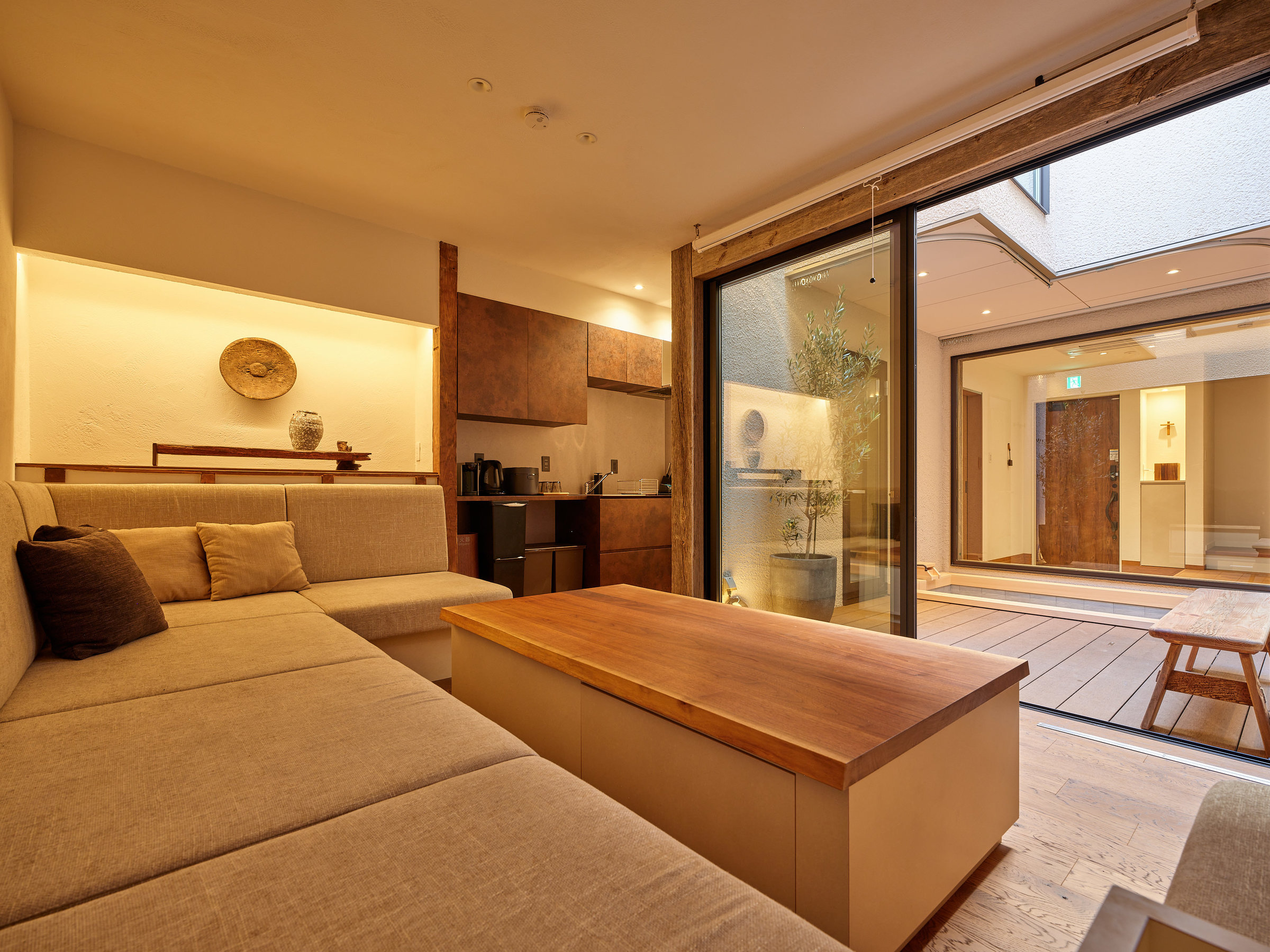 �L�X�Ƃ������r���O�ƃL�b�`��������A�v���W�F�N�^�[���������܂�