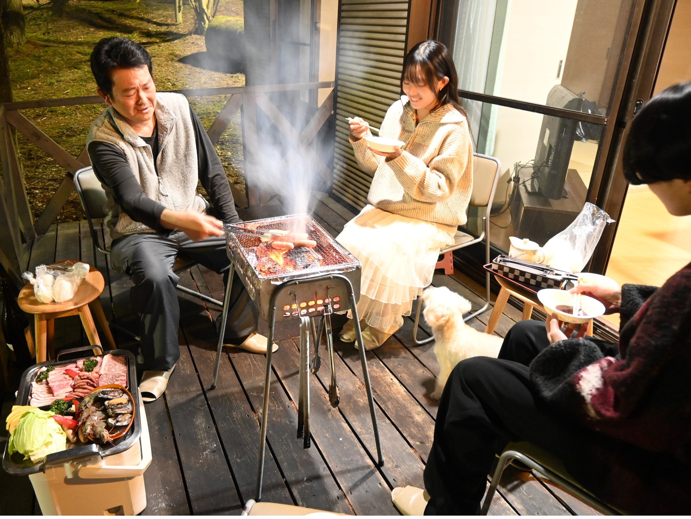 �R�e�[�W�i�e���X�j�Ŋy����BBQ�̃C���[�W�i���r���O�Ɛڂ��J���I�j���֎q�ƃe�[�u���͂����Q��������