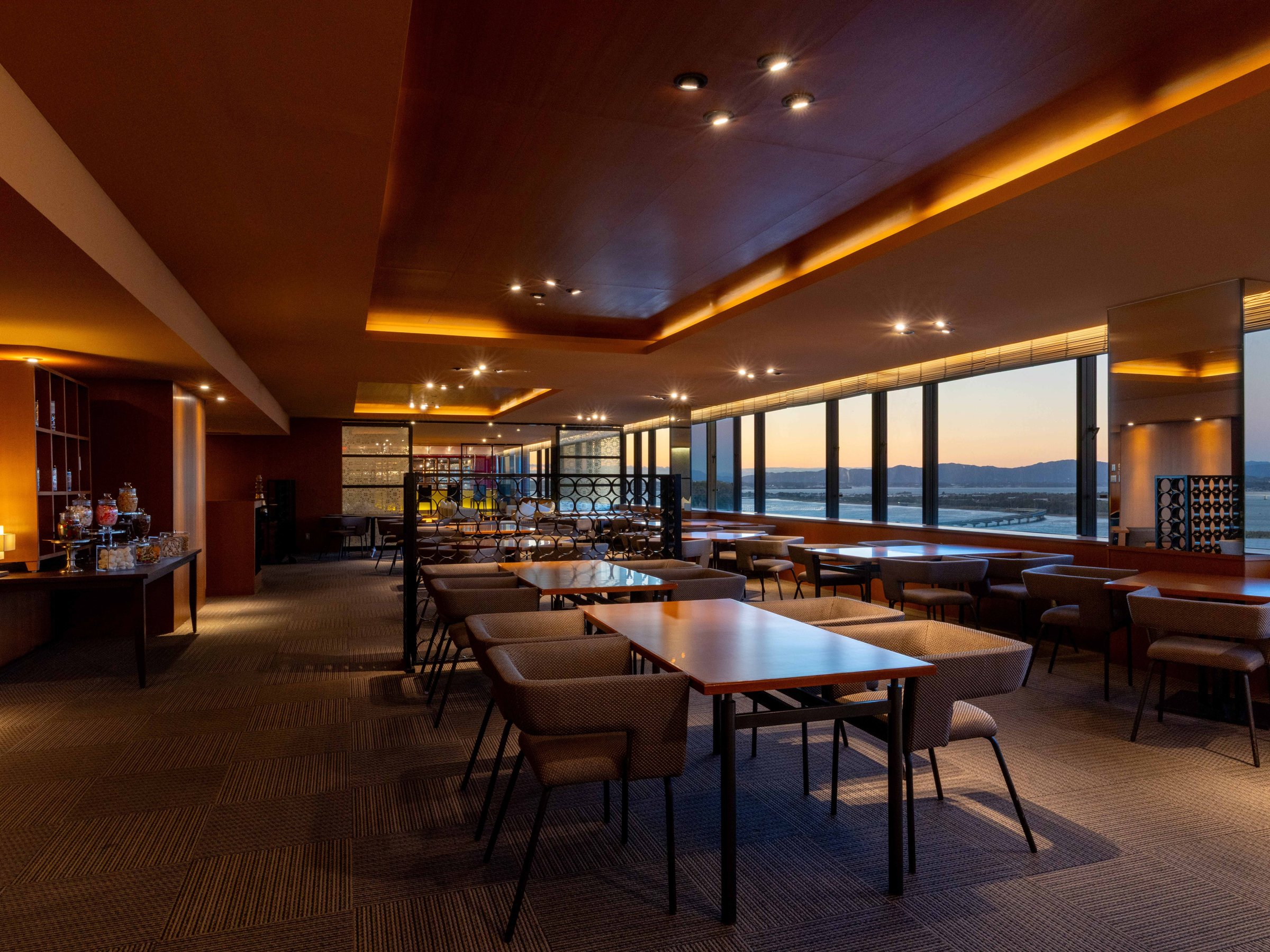y2025N41OPENzŏK13KuExecutive Lakeview Loungev