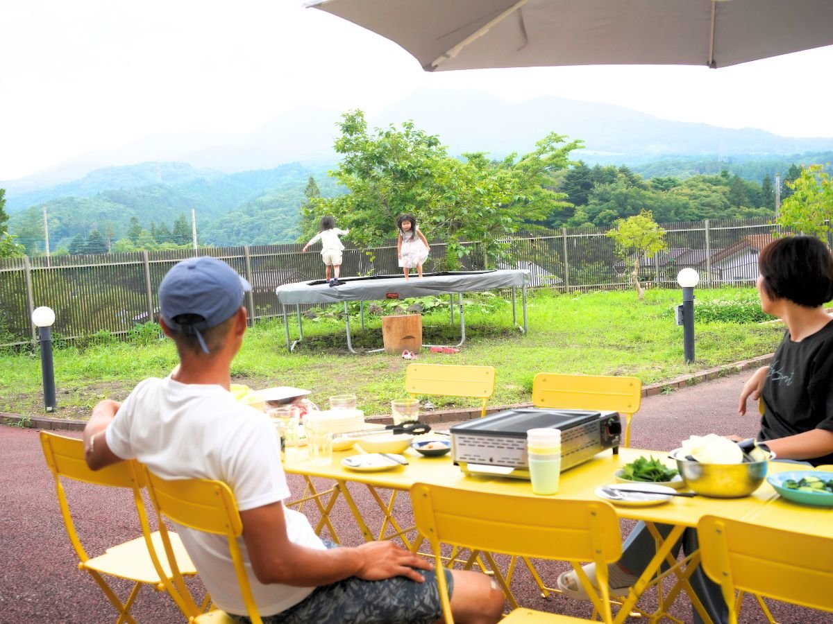 ��ɂ͑傫�ȃg�����|�����B�V�тȂ���O�e�[�u����BBQ���ł��܂��BBBQ�p�K�X�R�����͖����ݏo���Ă��܂��B