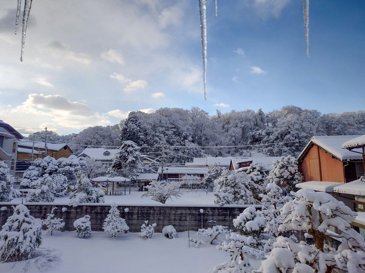 Eyiρz~ɂ͕XłقǗ₦ޒnłBڂ̑OɍL~iFh炲