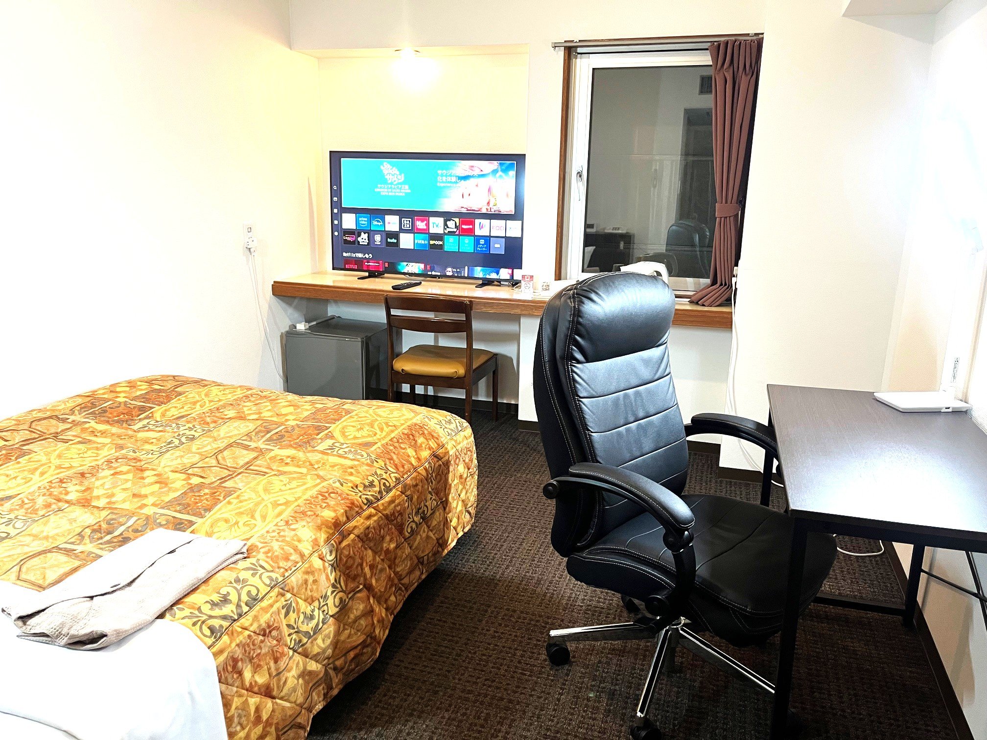 禁煙ワーキングルーム(ダブルベッド1台とデスク・チェア・電気スタンドを設置しております)