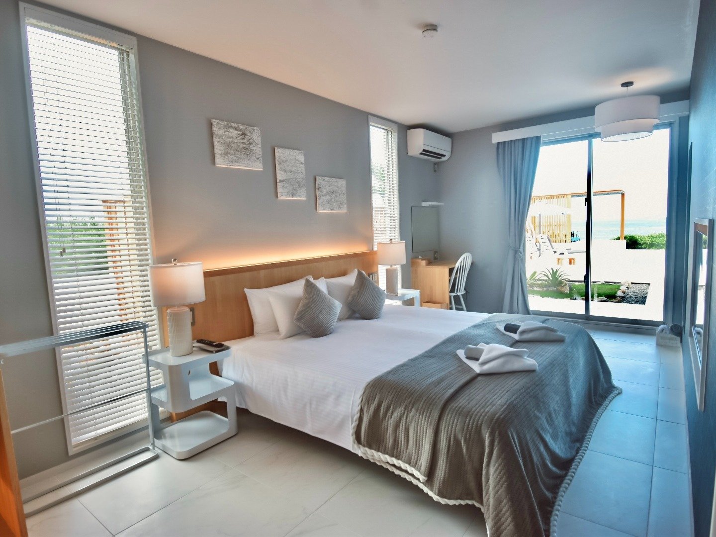 ���B����