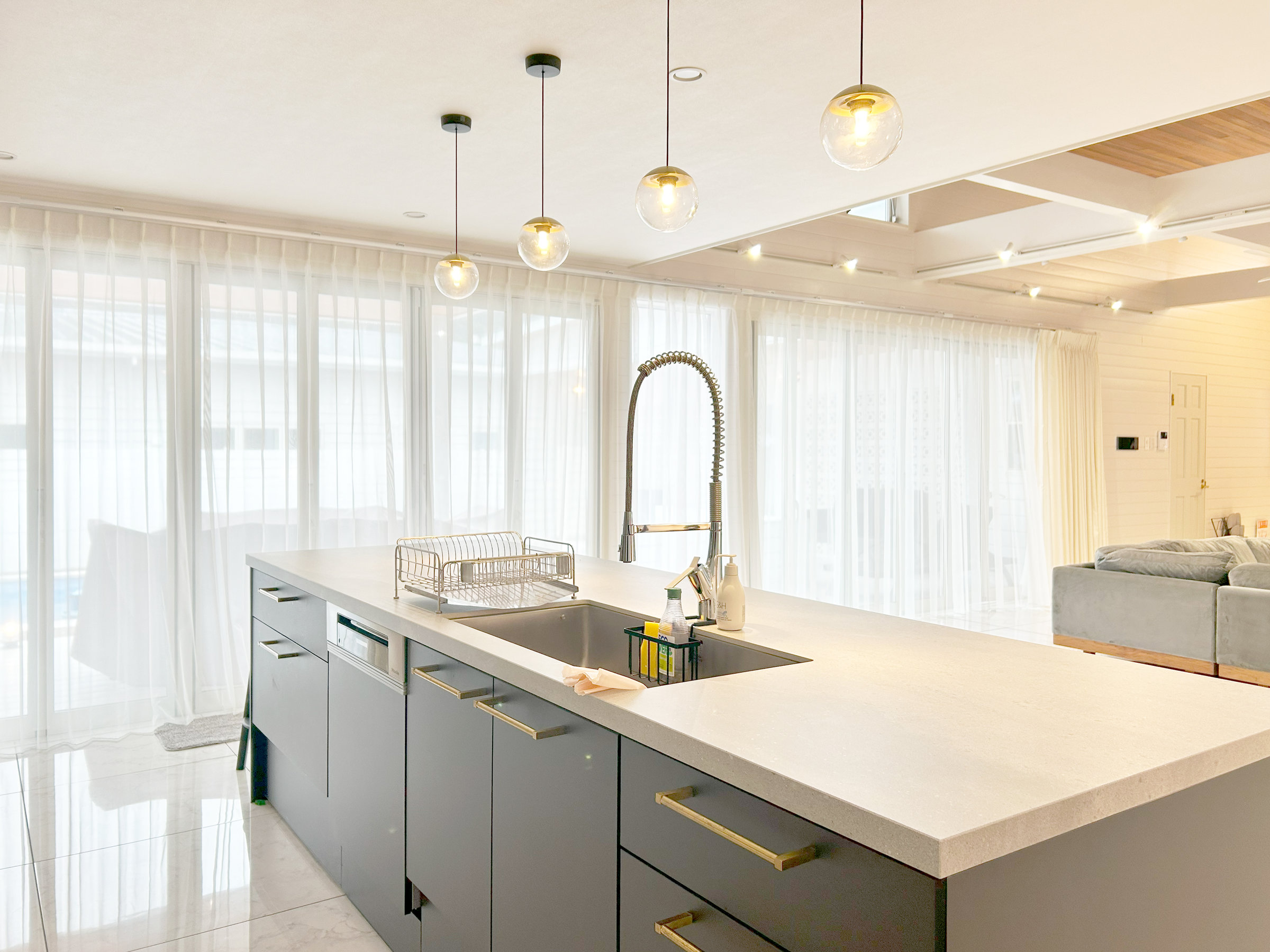 ���ƃO���[�̃R���g���X�g���f����A�f�U�C�����Ƌ@�\�������˔������L�b�`�����