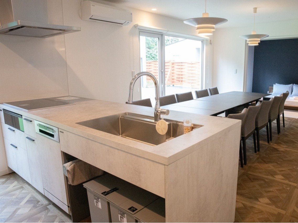 �_�C�j���O���[��