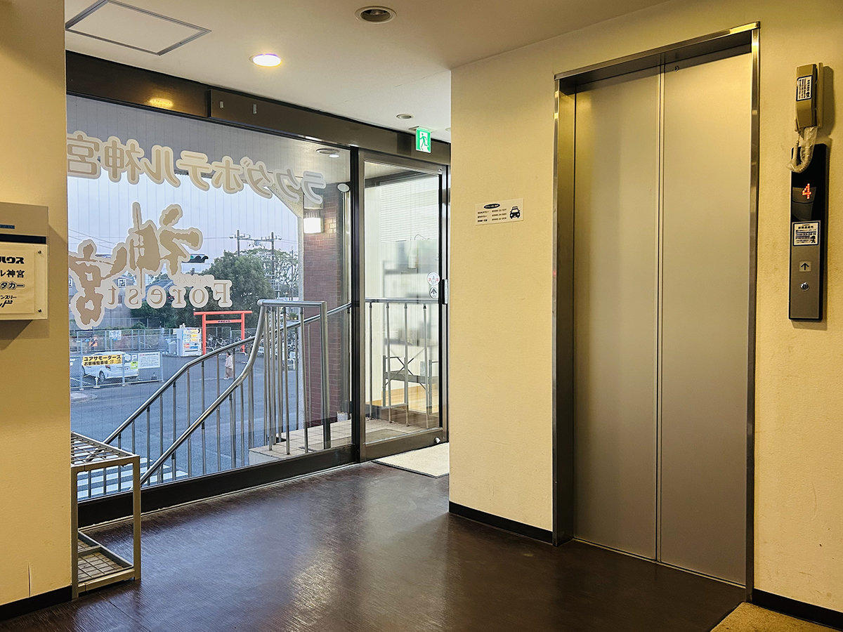 �E�y2�K���r�[�z�e�K�ւ̈ړ���2�K����G���x�[�^�[�������p��������