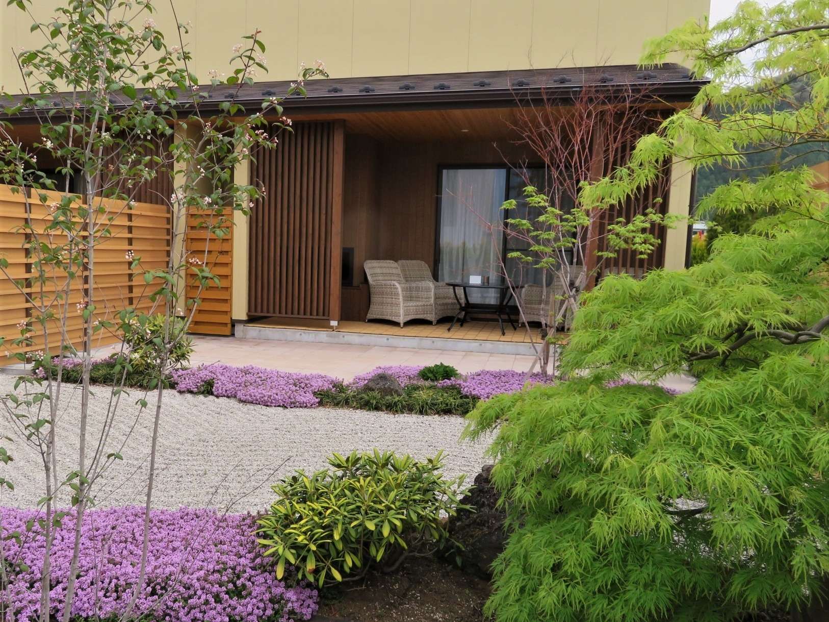 �t�͊e����ɃN���[�s���O�^�C�����炫�܂�