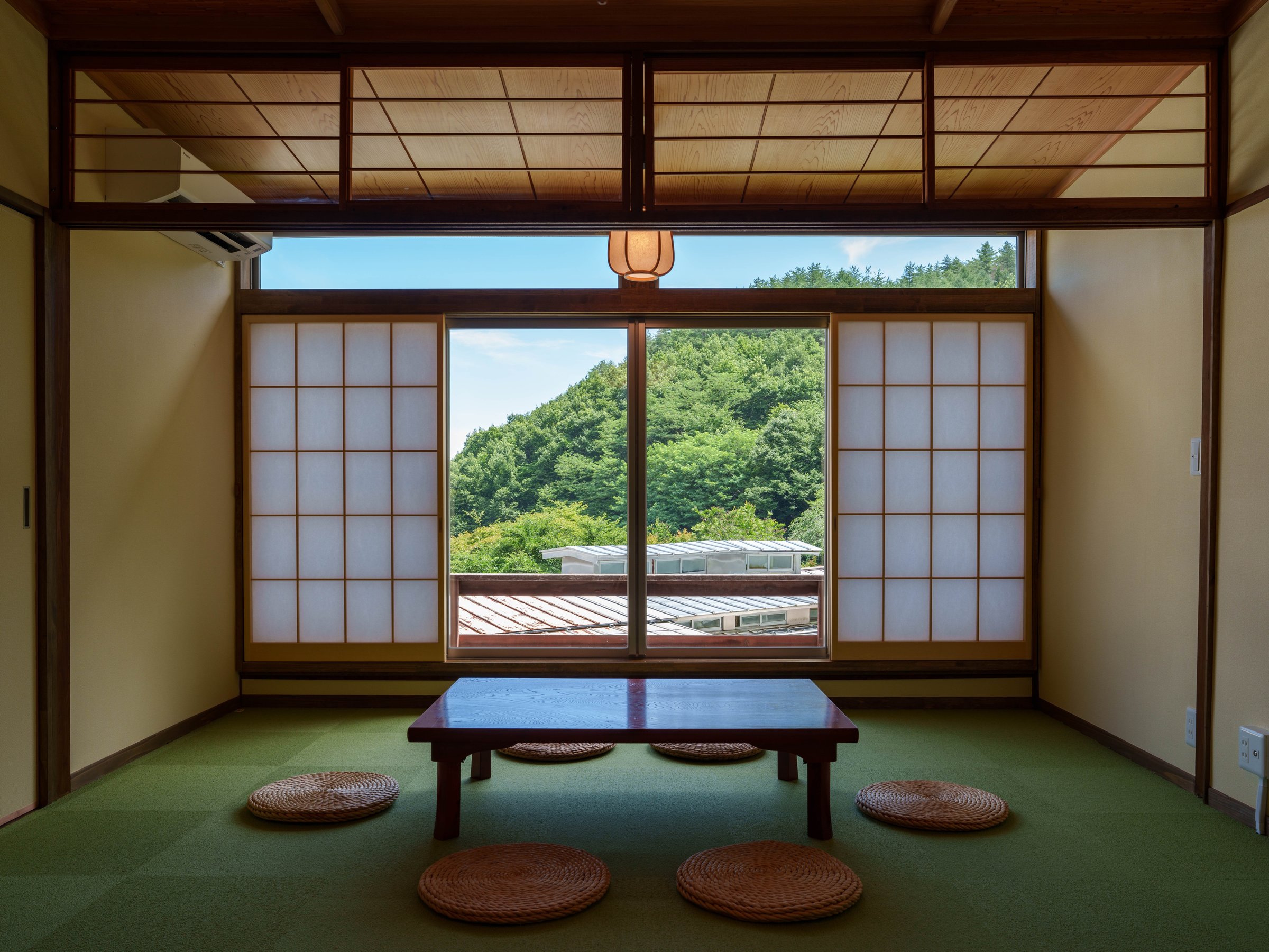 7�����@���r���O���[���@�����z���ƂȂ�A�M�B�̎l�G�����y���݂��������B�@���[�\�t�@������܂�