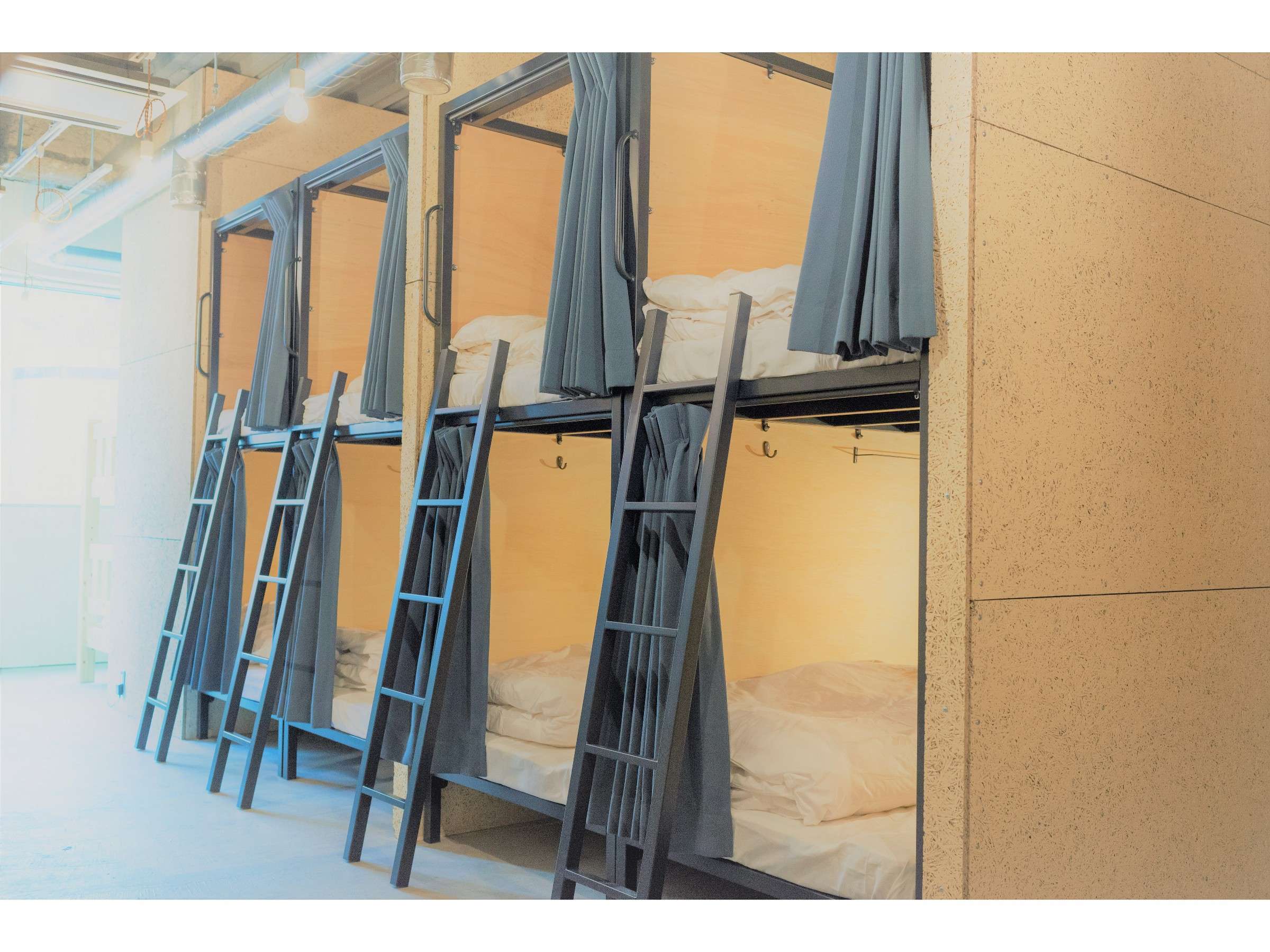 �J�[�e����ǂŎd�؂�ꂽ�J�v�Z���X�^�C���̃x�b�h�Ńv���C�o�V�[���ۂ���܂��B