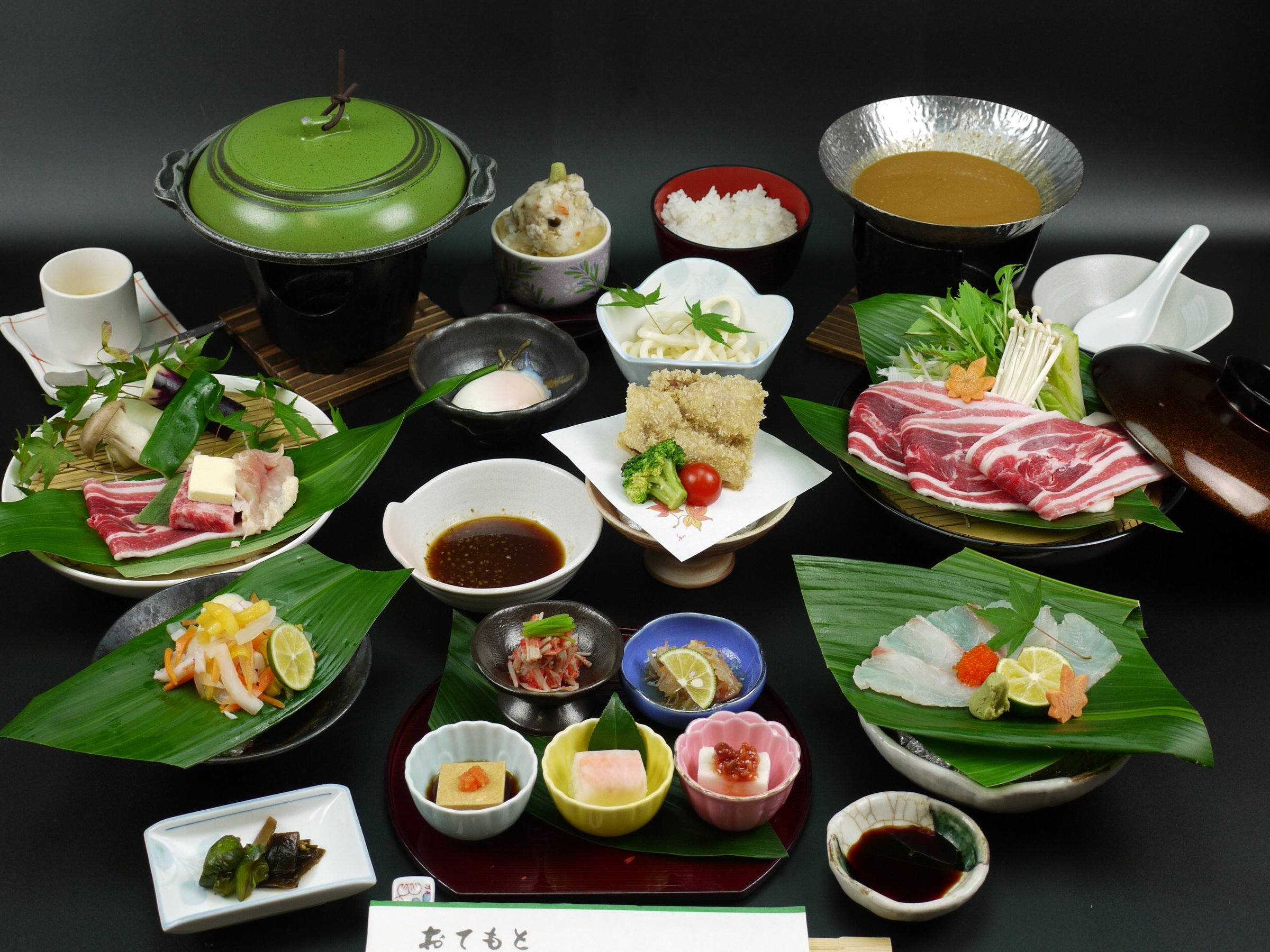 *【ぼたん御膳】メインは「ぼたんの一人鍋(うどん付)」と「お肉3種の陶板焼き」の会席風メニュー。