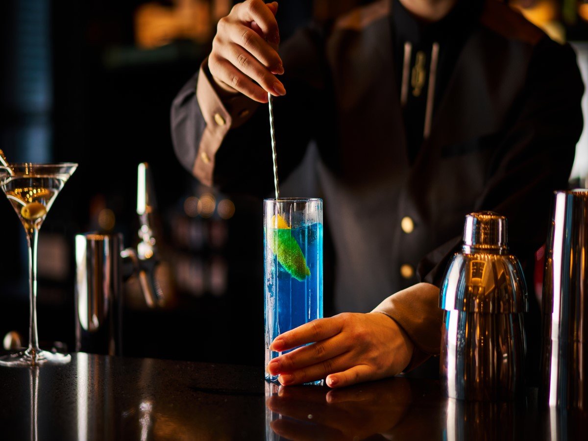 �yBar & Lounge Melody�z�V�䍂7.2m�̈����̃{�g���^���[�������ɂ��т����o�[�����E���W�B