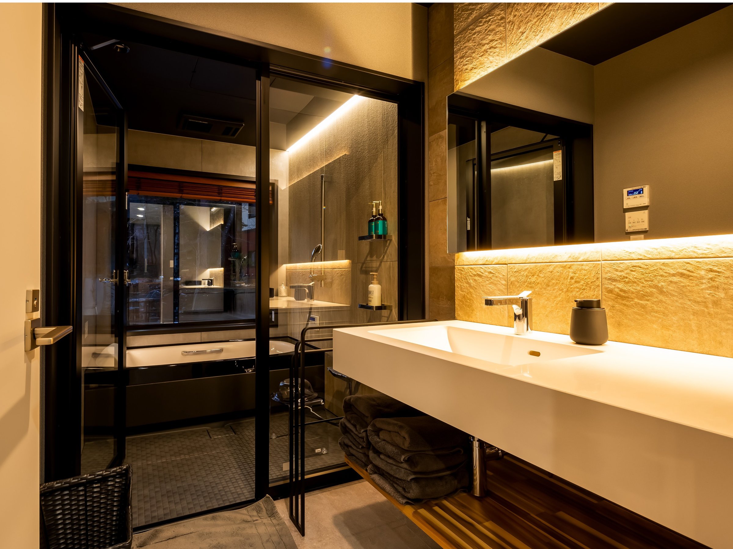 �o�X���[���i���N�V�� �X�p�[�W���j�����ƍ��o�u���ŋɏ�̃����b�N�X�^�C���BLixil�̍����o�X�^�u���̗p�B