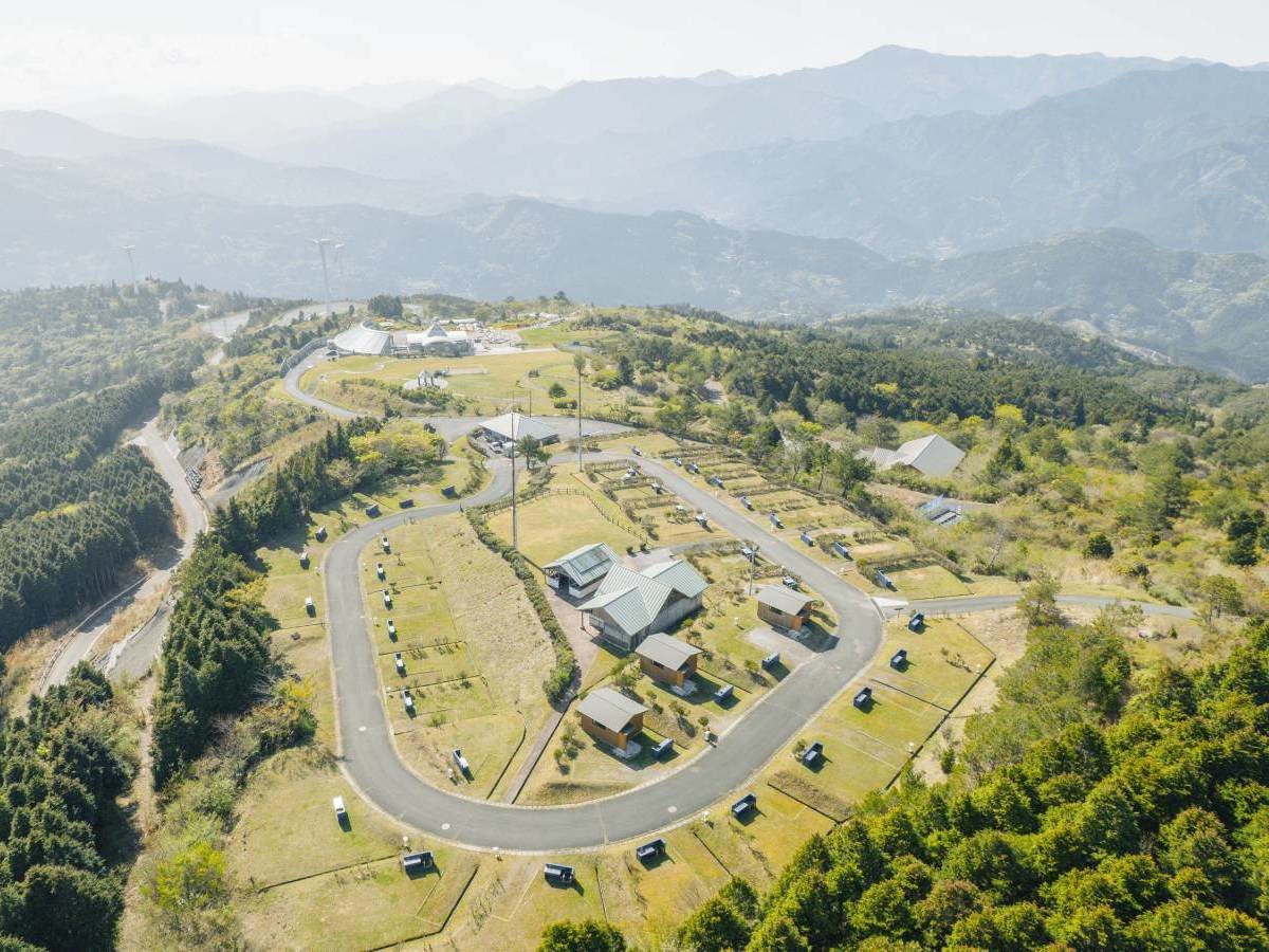 �y�{�ݑS�i�z�厩�R�ɕ����ꂽ�A�����̃O�����s���O�{�݁B�_�C�Ƃ̏o��͈�����B