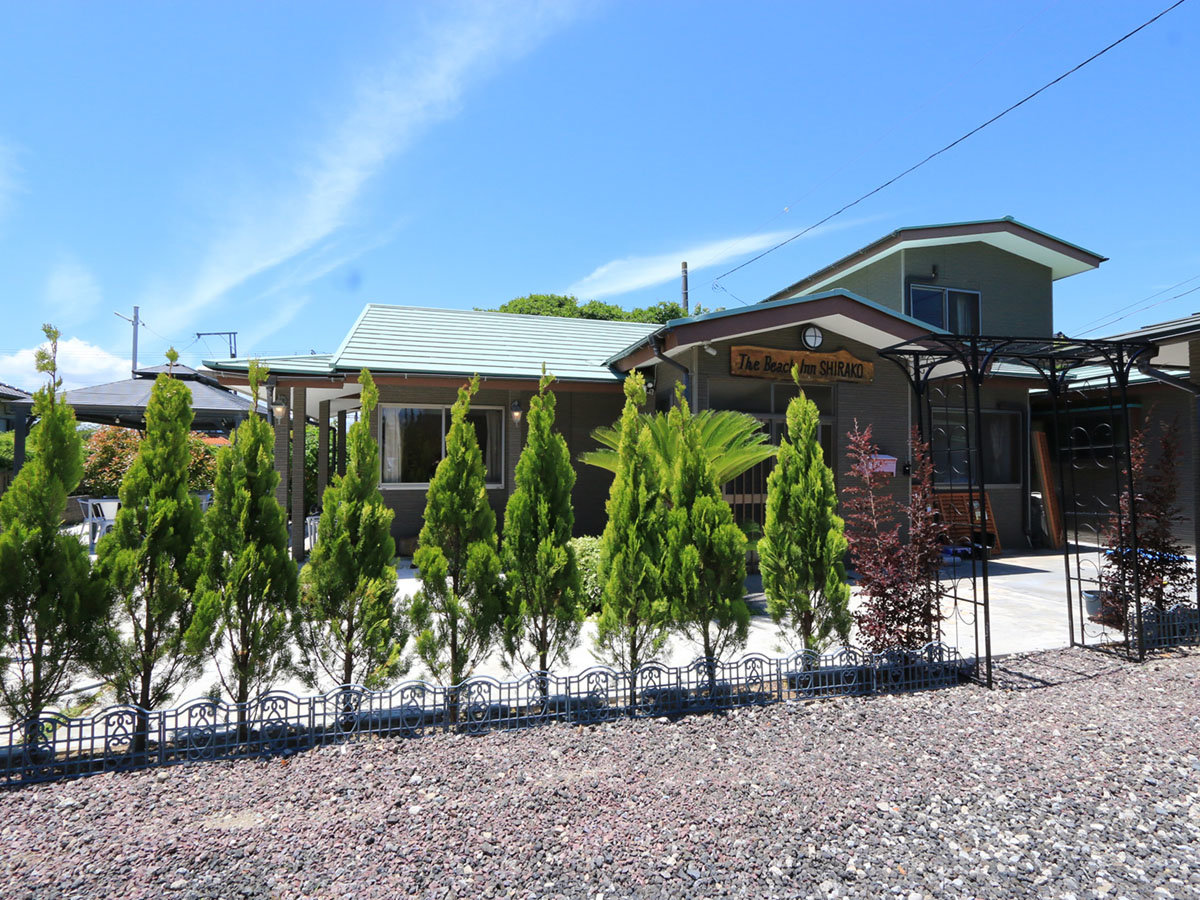 �y�O�ρzThe Beach Inn SHIRAKO�̊O�ρ���O���ԏ�