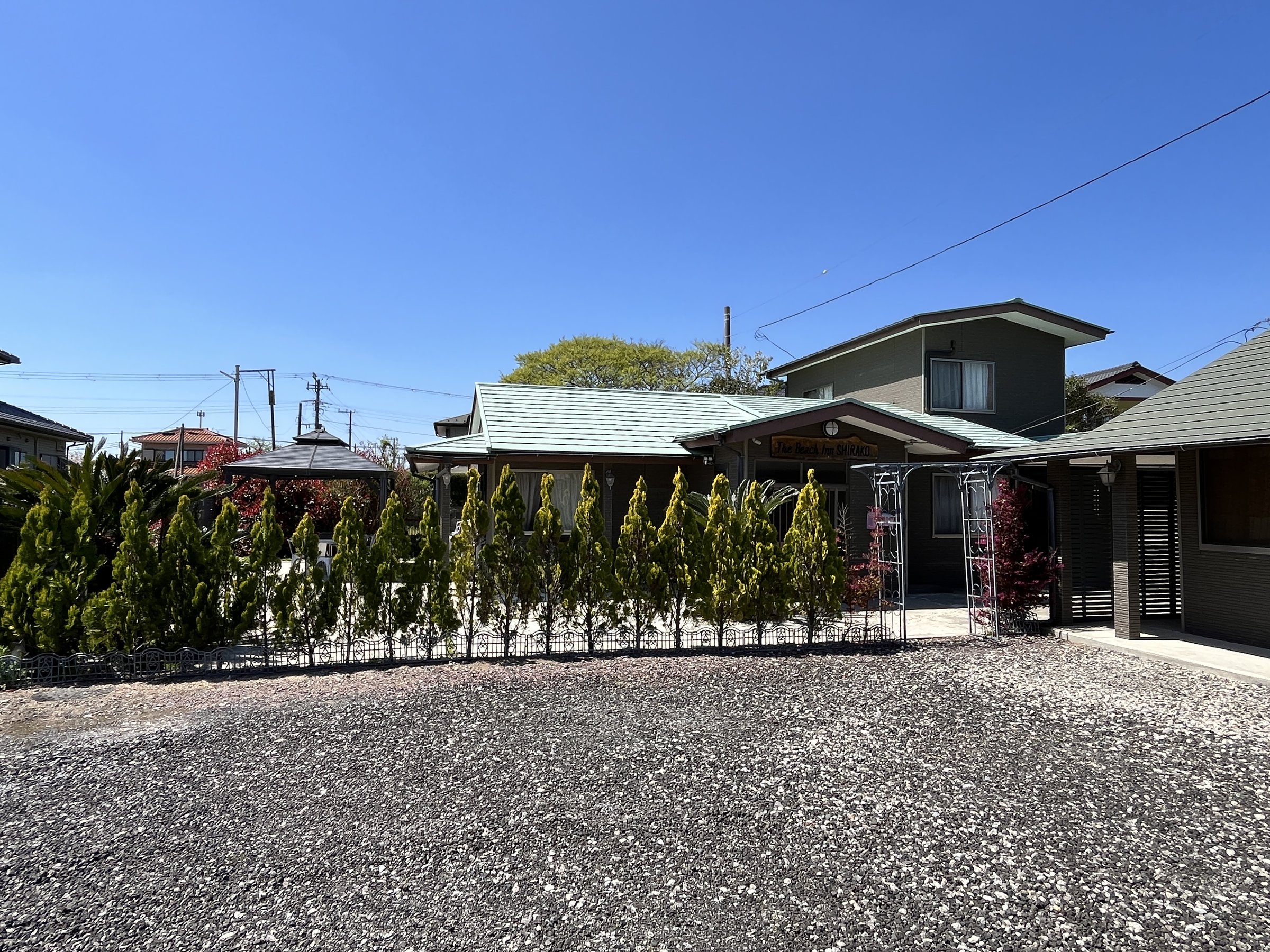 �y�O�ρzThe Beach Inn SHIRAKO�̊O�ρ���O���ԏ�