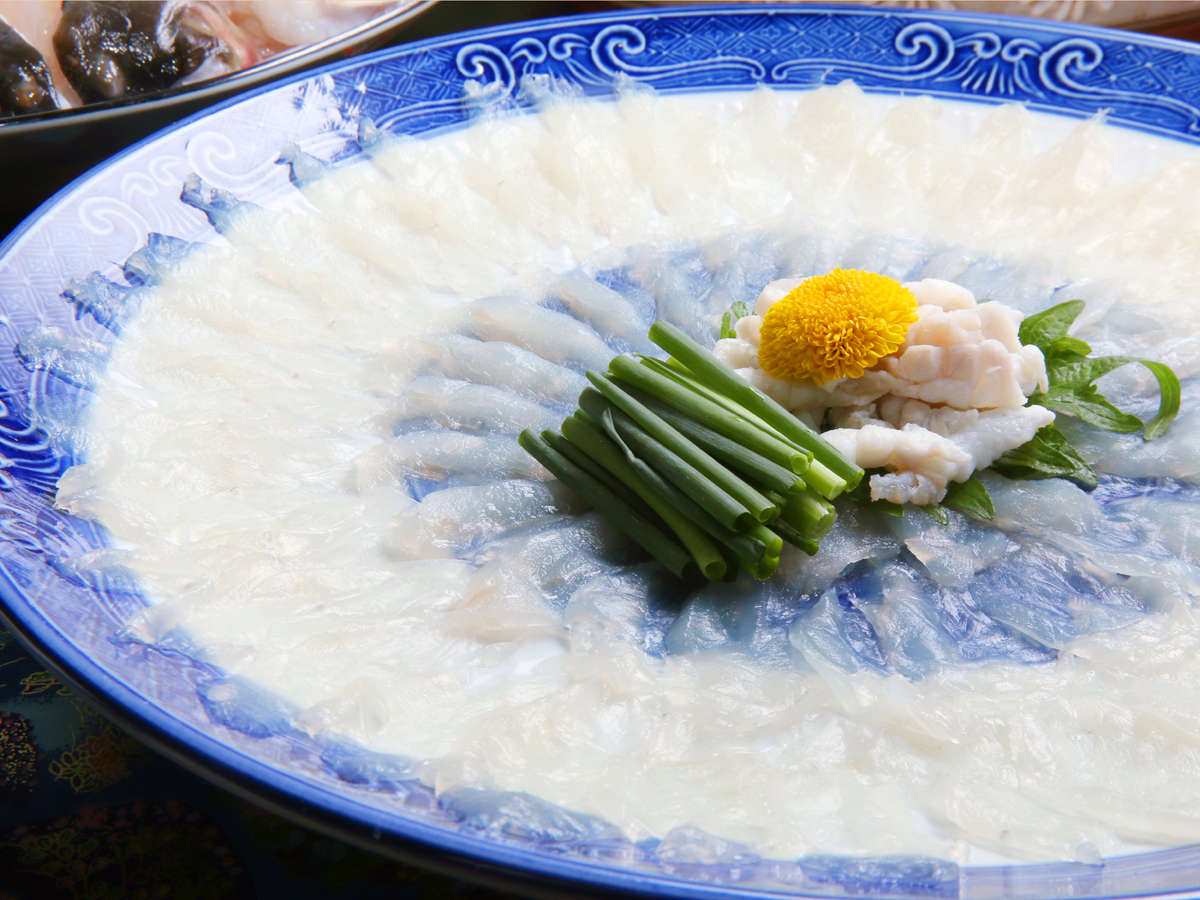 これぞフグ料理のてっさ!薄く切った身が美しいと評判です。