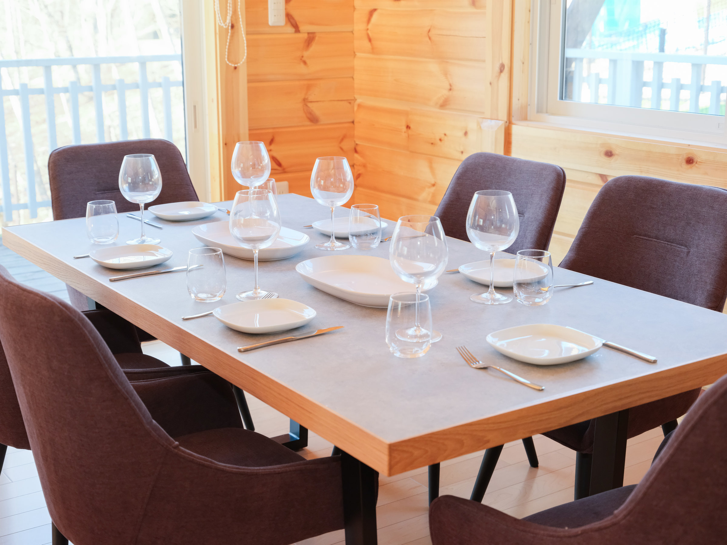 �_�C�j���O�e�[�u��