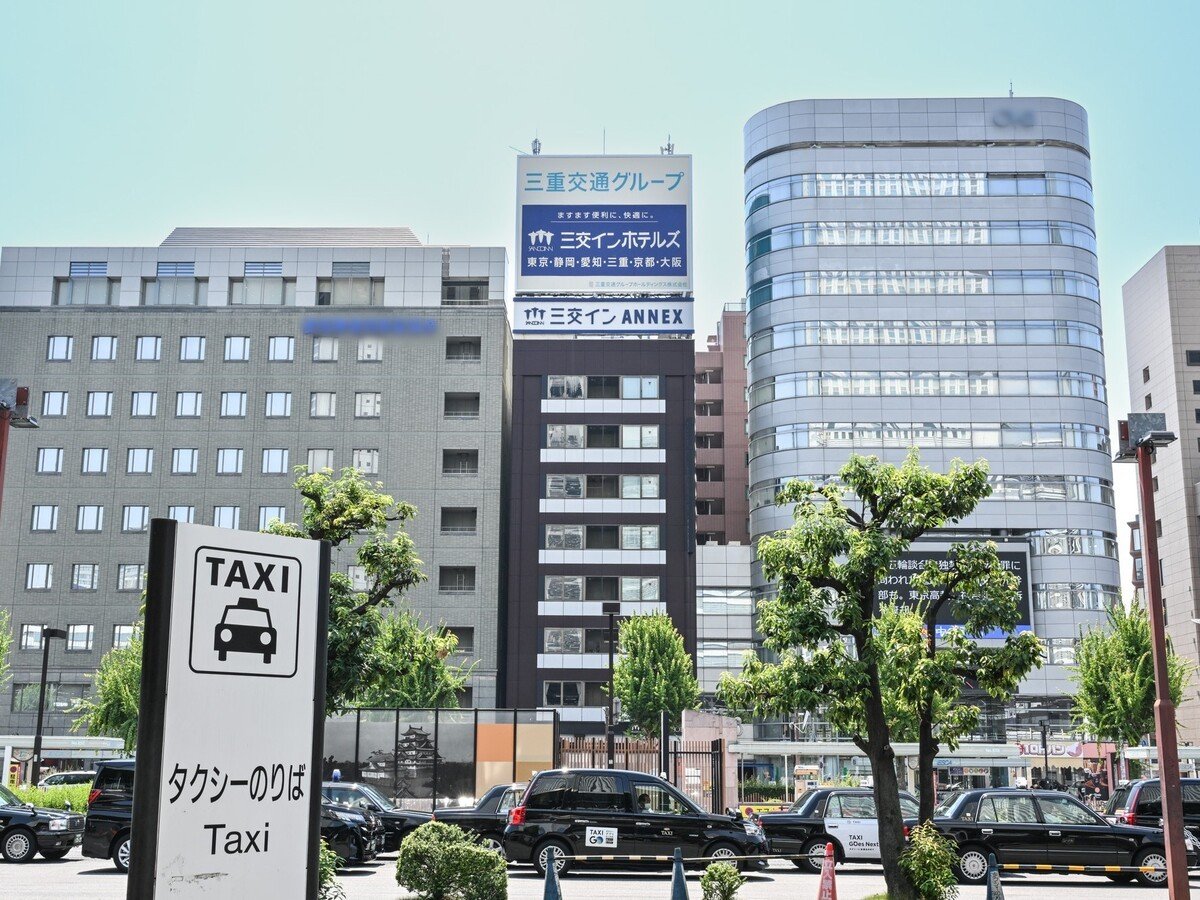 JR名古屋駅正面にある建物の真ん中が当ホテルです。