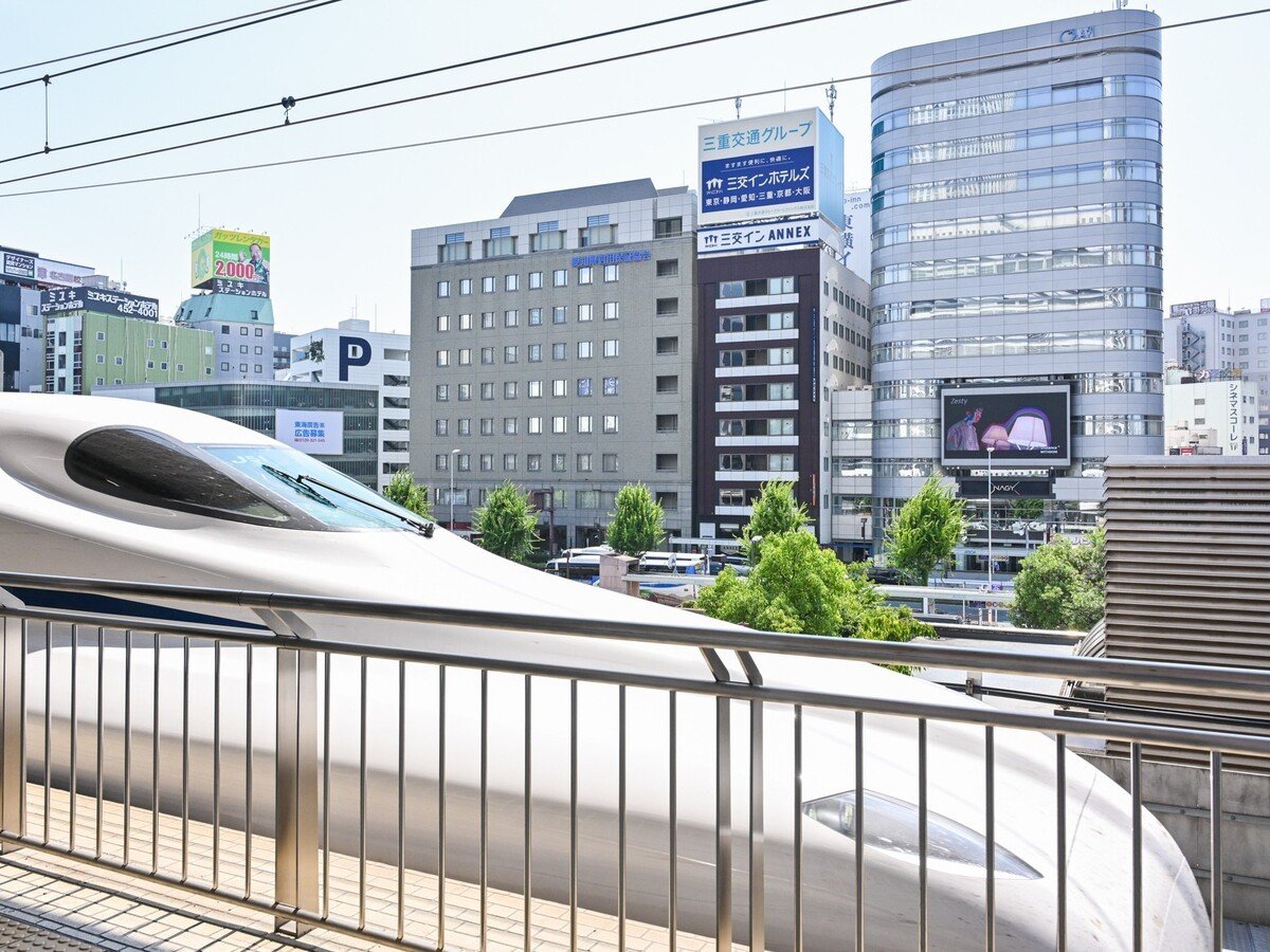 新幹線のホームからも見える近さ!