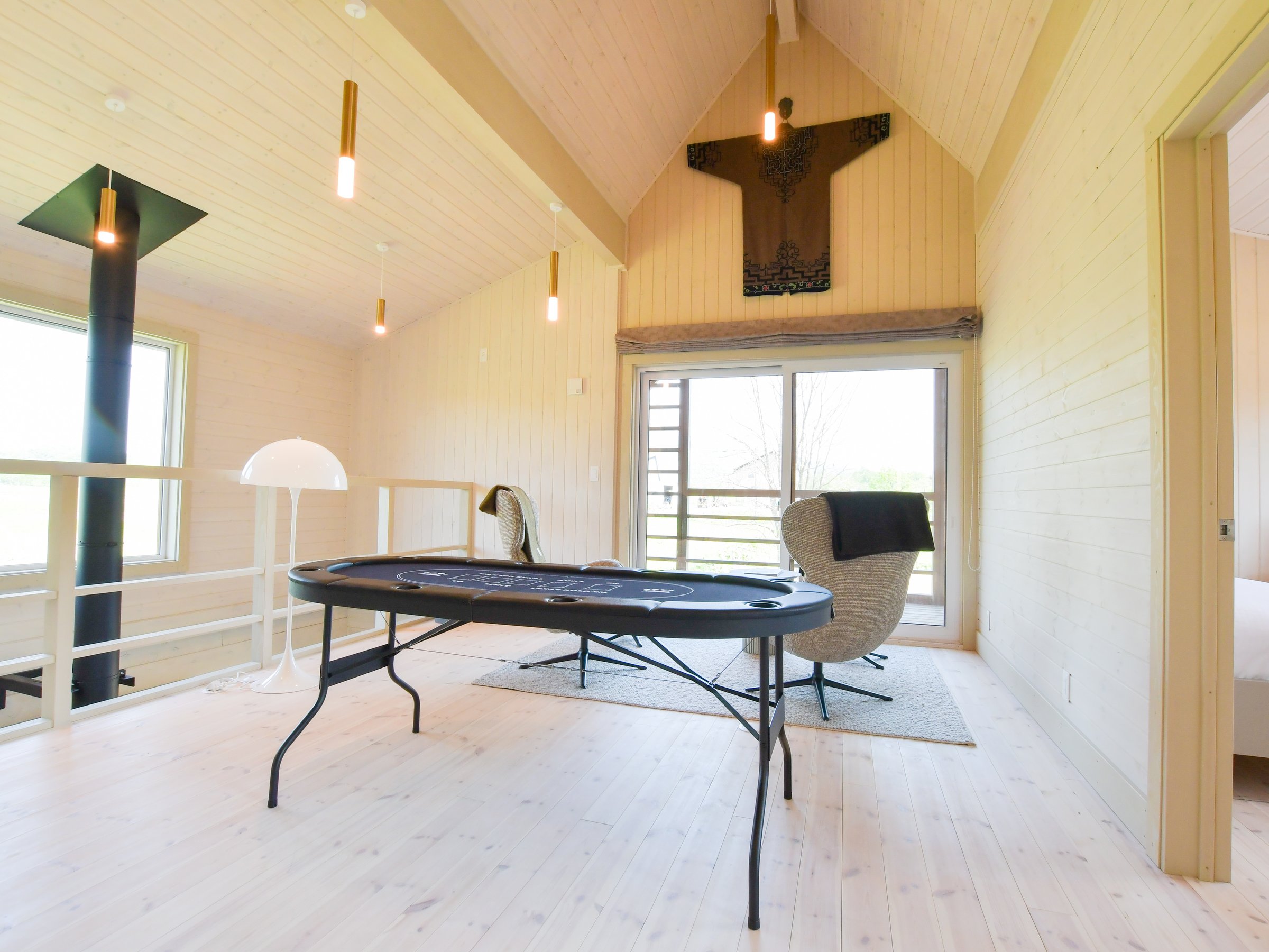2�K�̃��E���W�X�y�[�X�ɂ̓|�[�J�[�䂪����܂�