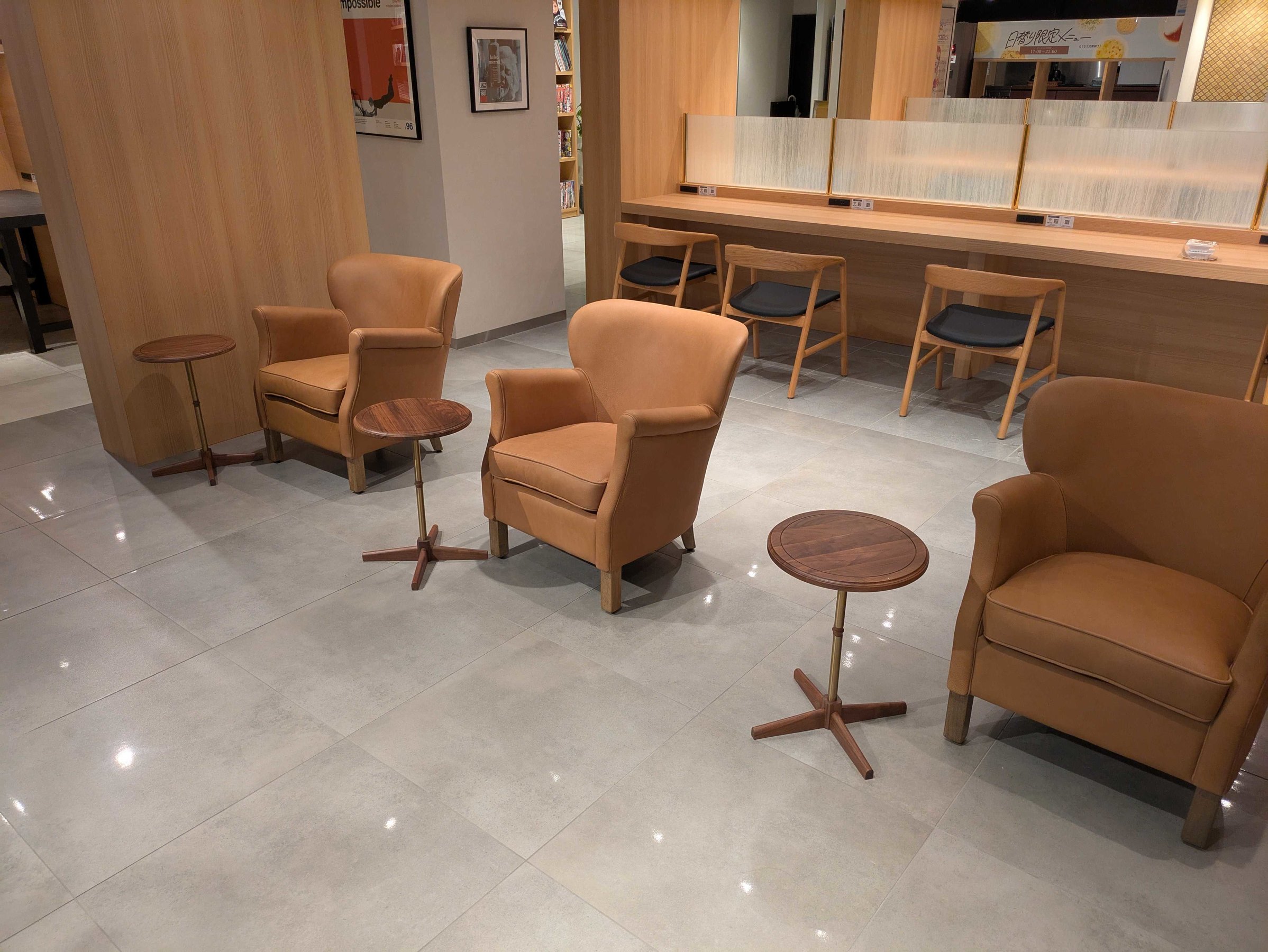 ���E���W