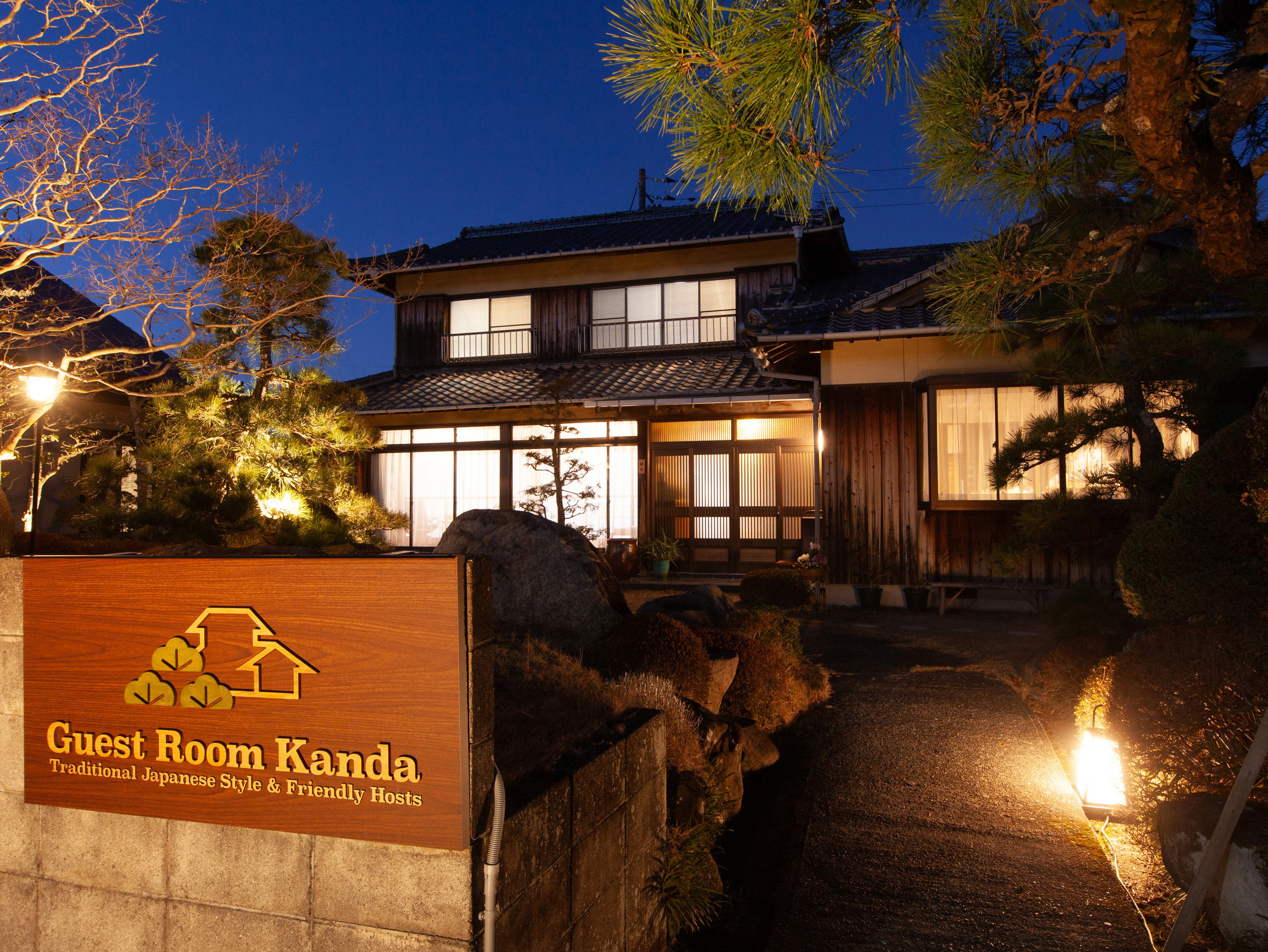 ���{�뉀�̓���ɕ�܂ꂽ�A���Guest Room Kanda�̊O�ςł��B