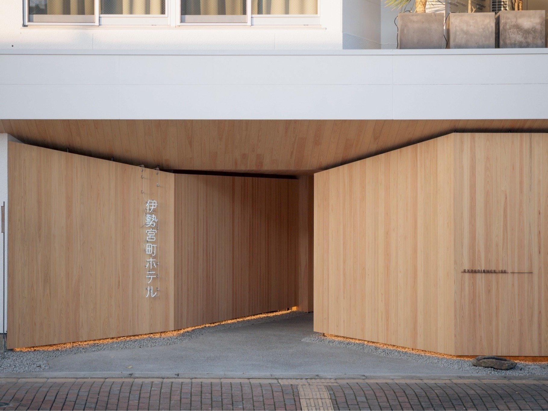 �ɐ�����Ŏ�ꂽ�q�m�L�̔A�����ɂ͈ɐ�������z�u