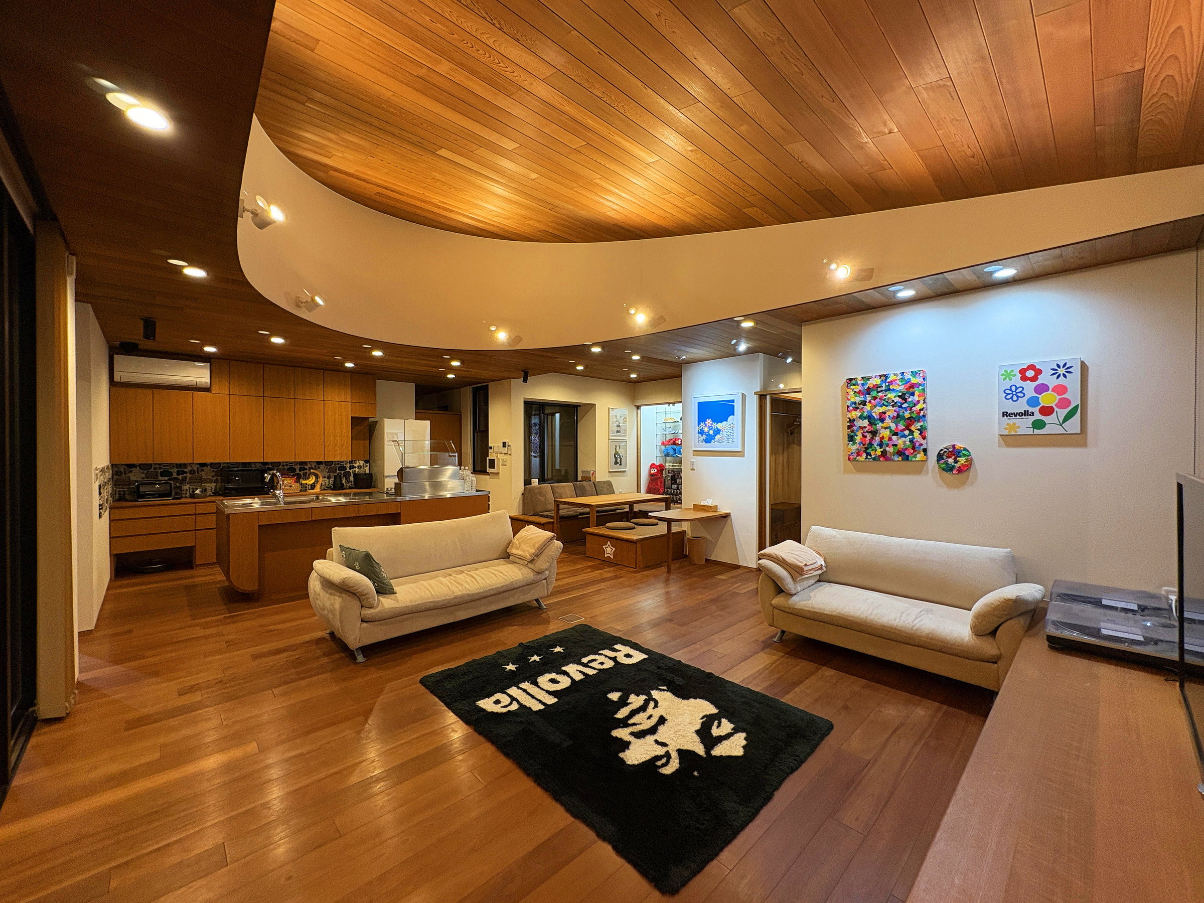 Ɠ̃A[`̓V䂪ۓIȋԁB_CjOɂ̓A[giA㎿ȎԂo܂B