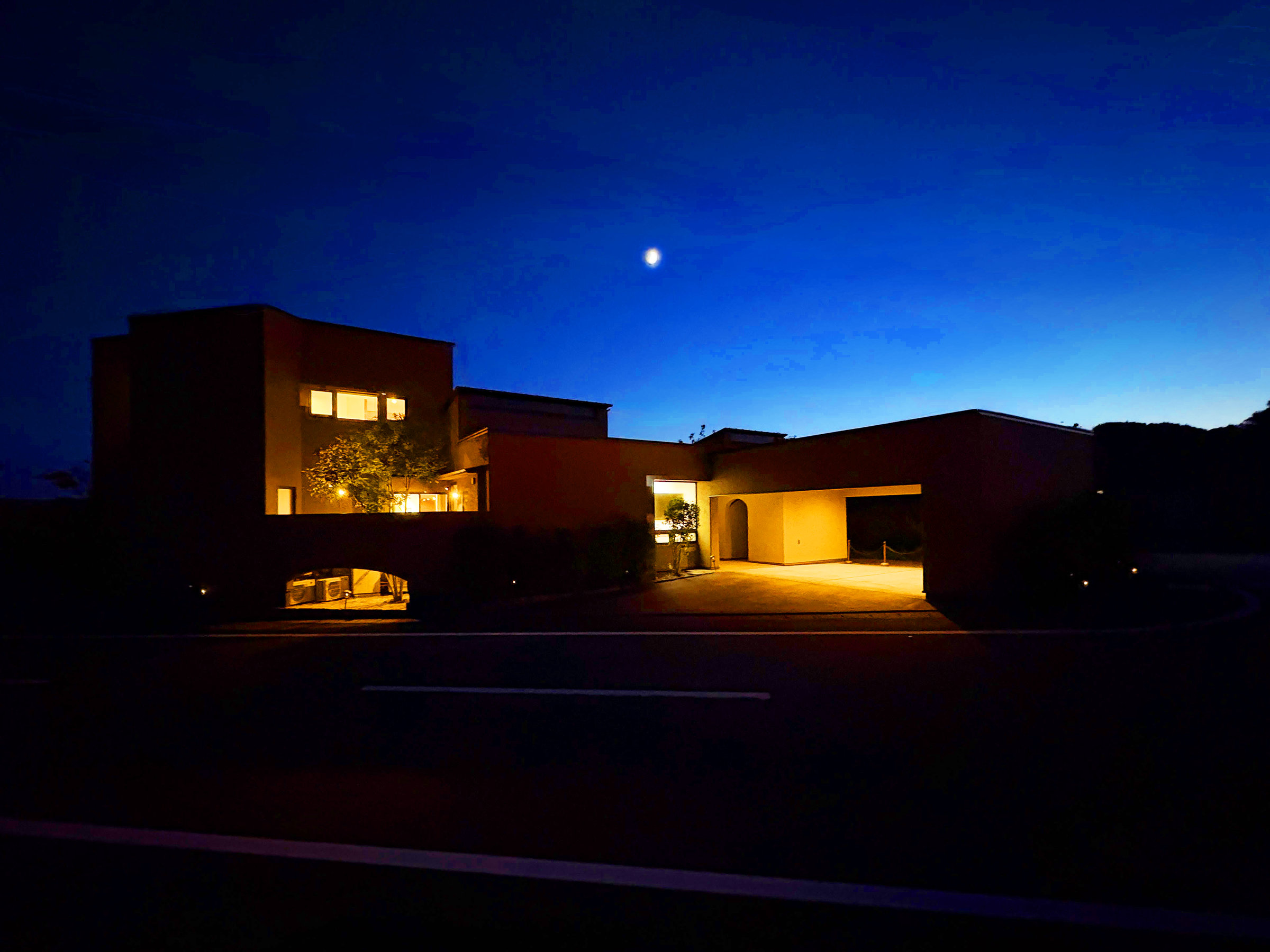 HƁǍ𗣂ꂽÎ̐EBꂽOςAÂɖKl}܂B