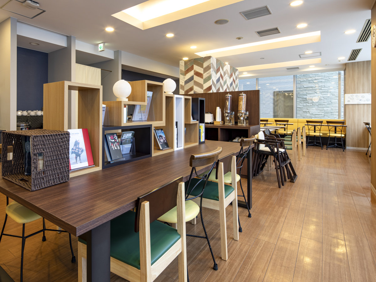 �y���C�u�����[�J�t�F�zWi-Fi�ڑ��������J�t�F���ɂ̓R���Z���g���[���B���[�N�X�y�[�X�Ƃ��Ă����K�B