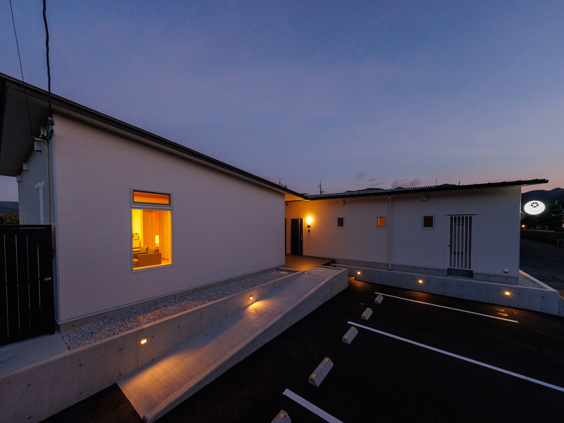 肪덆Bڂ̑OɁuƉӂꂠZ^[vBTOO~œł܂BcƎԂ͂QP܂ŁB