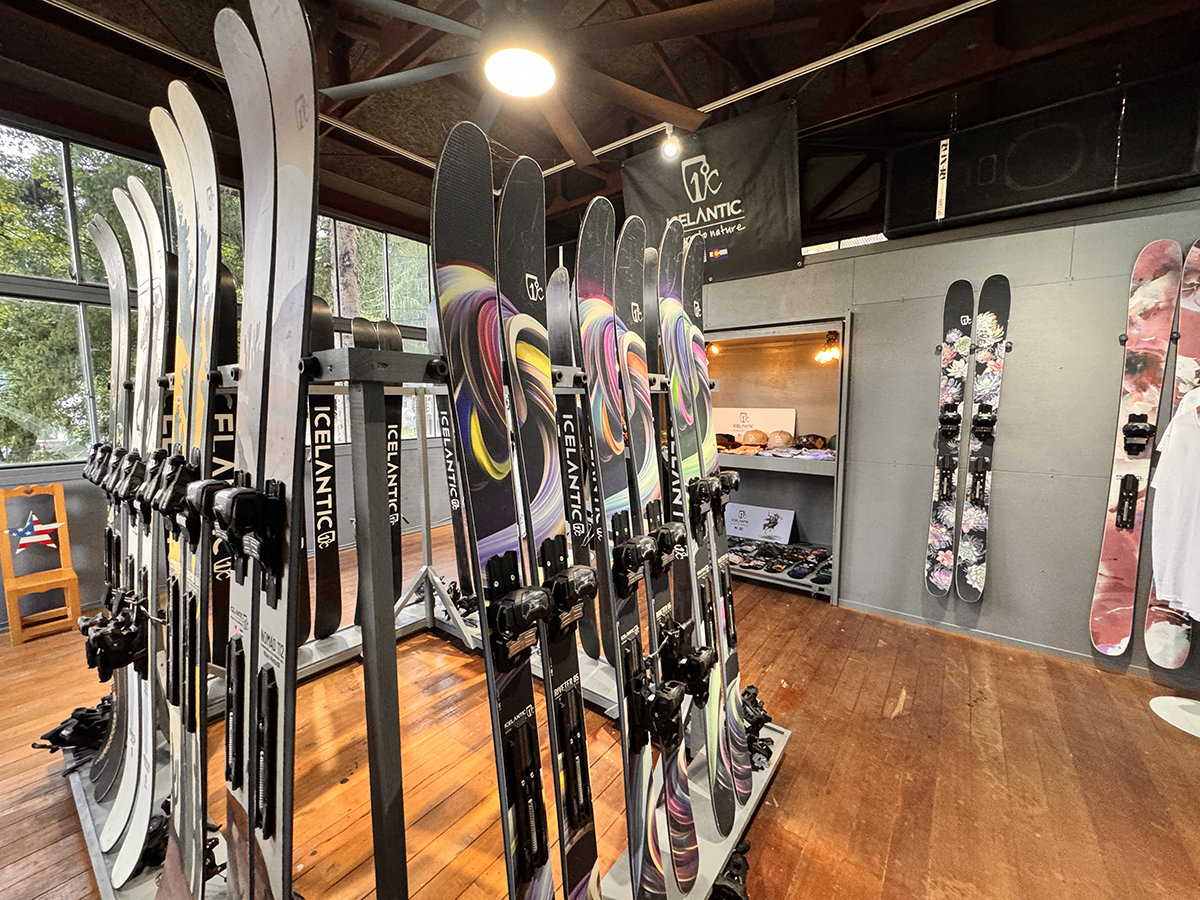 �y�V���b�v�z icelanticskis�F�~�n�אڂ̃V���b�v�ŁA���G���f���̃X�L�[�������^���\��