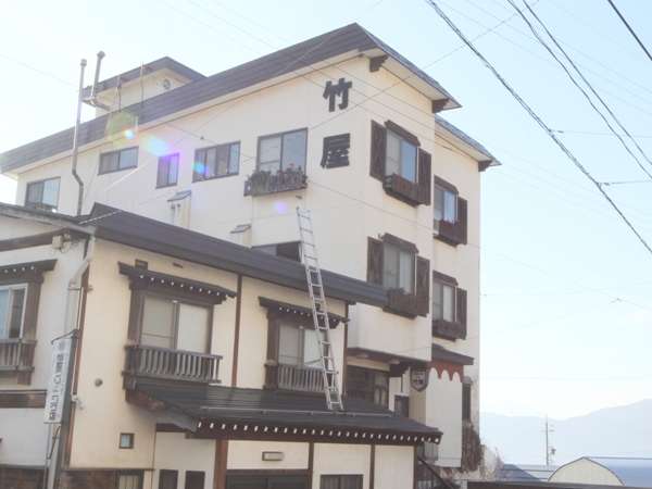 ���Ɛ��H�ނƁA�n���H�ނɍS������򉷐�̒|���B�X�L�[�A�ό��A�O������̋��_�Ɂ�