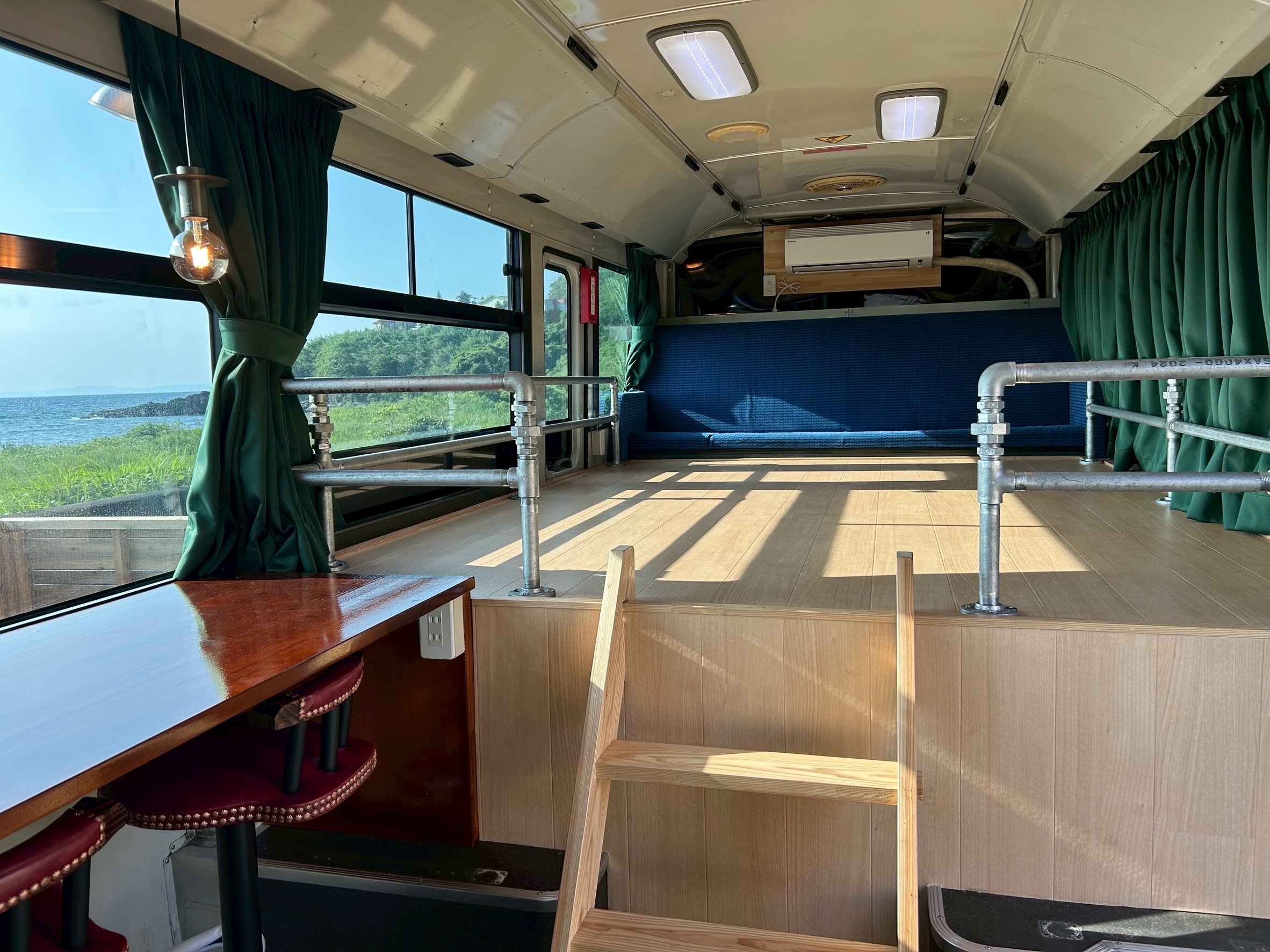 �܂��݃}�b�g���X��ݒu���Ă���܂��i�Z�~�_�u���A�V���O���j�B�~�p�b�g�Ȃǂ������Q���������B