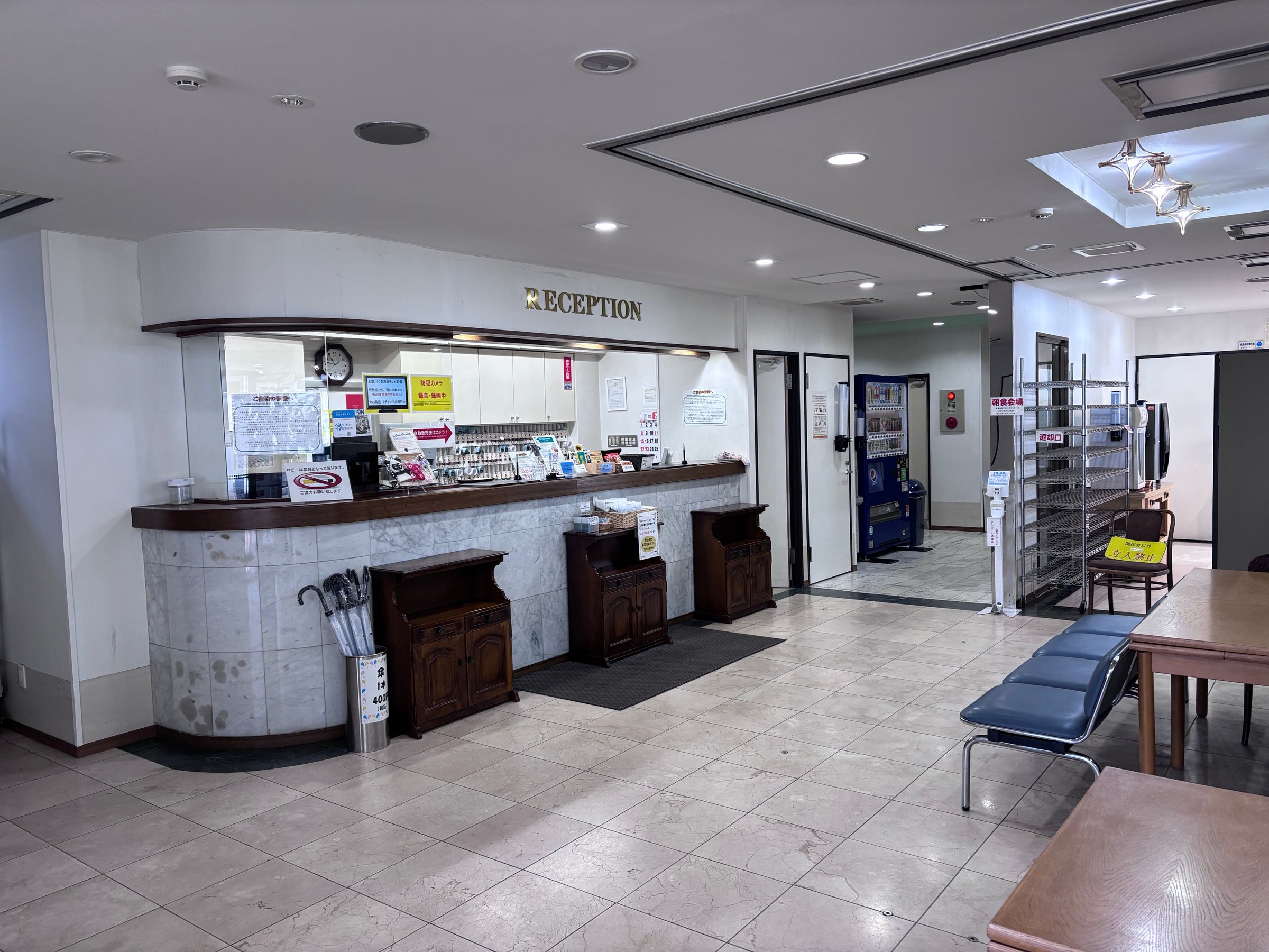 �G���g�����X�ł��B���͒��H���ɑ���܂��B